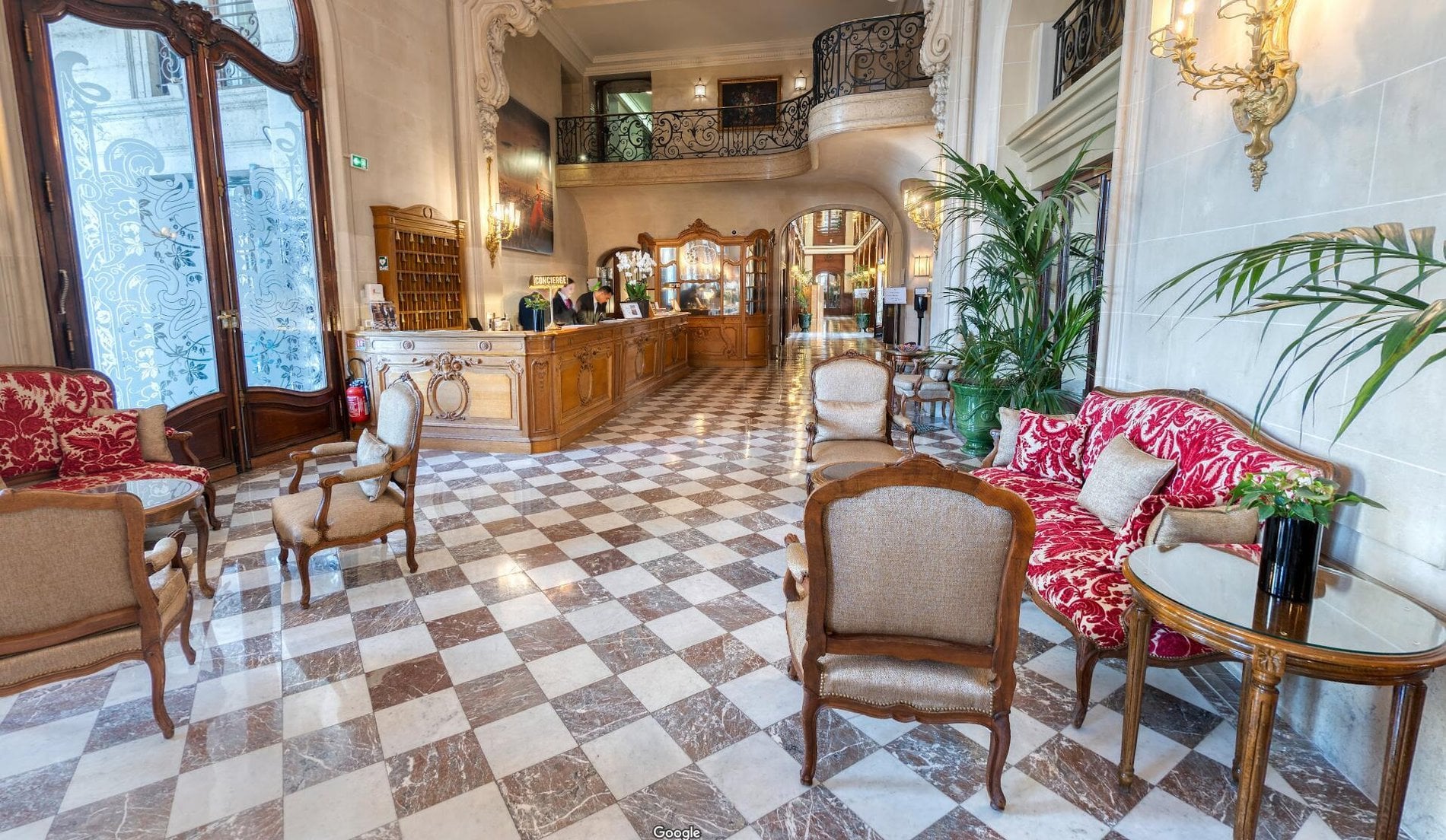 Elegant lounge and reception area at Hotel Regina Louvre with classic décor and marble floor