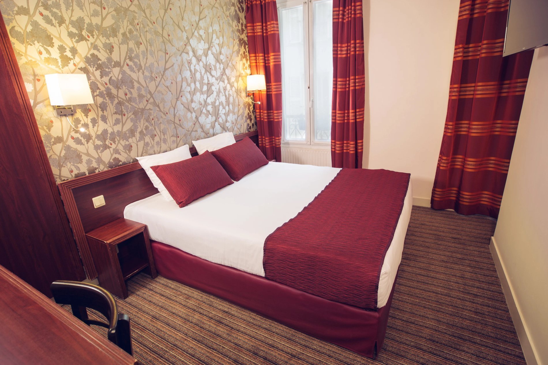 Chambre Double au Timhotel, avec lit confortable et décoration rouge