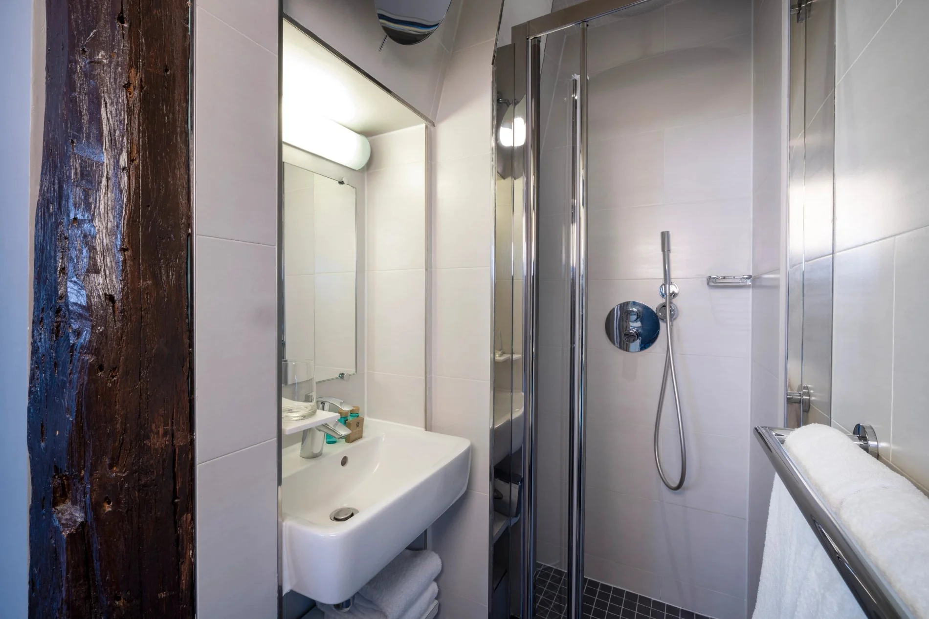Hotel Théorème Superior Room Bathroom Shower