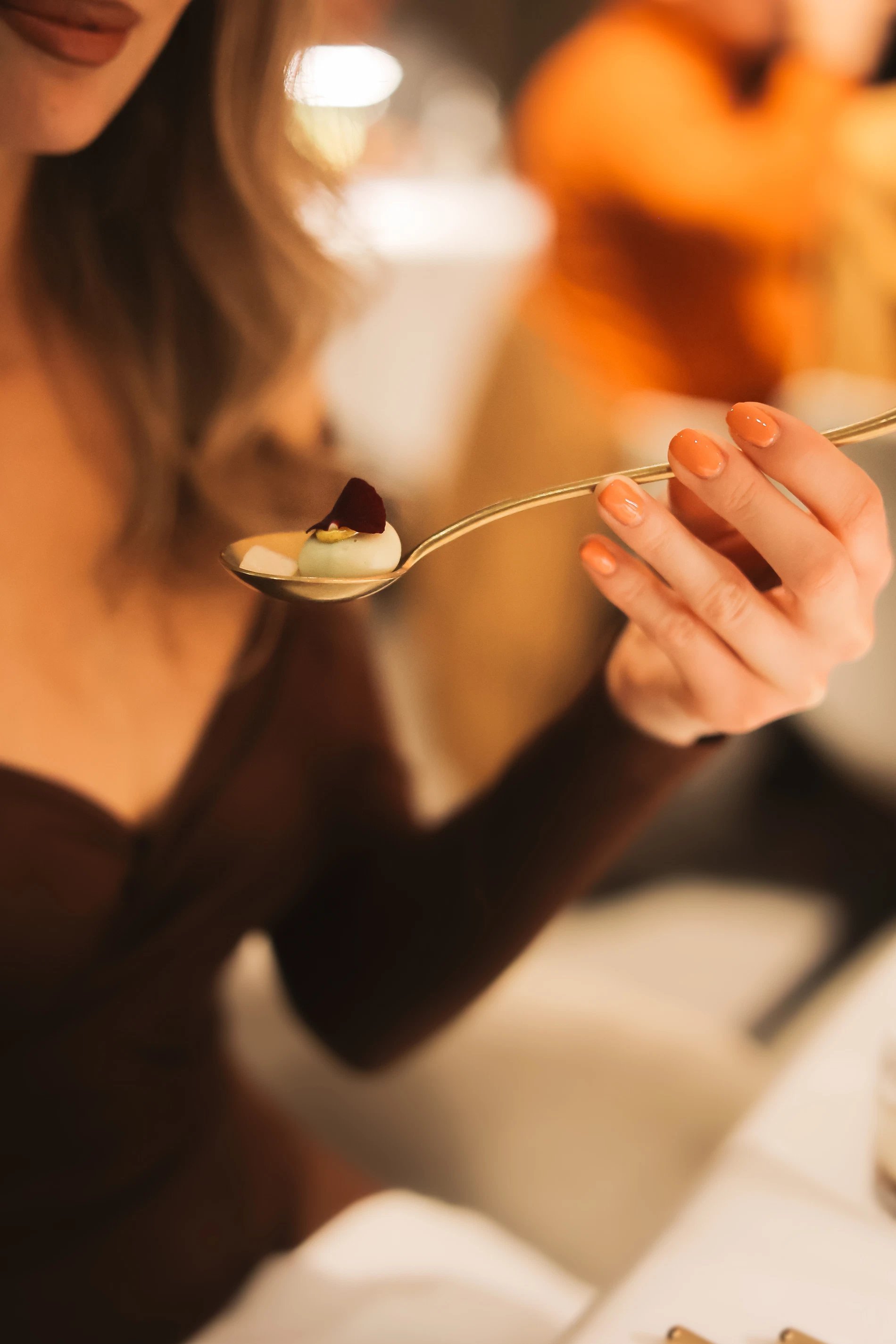 Proeven van een gastronomisch gerecht in restaurant Akko, een culinaire ervaring in Bilzen.