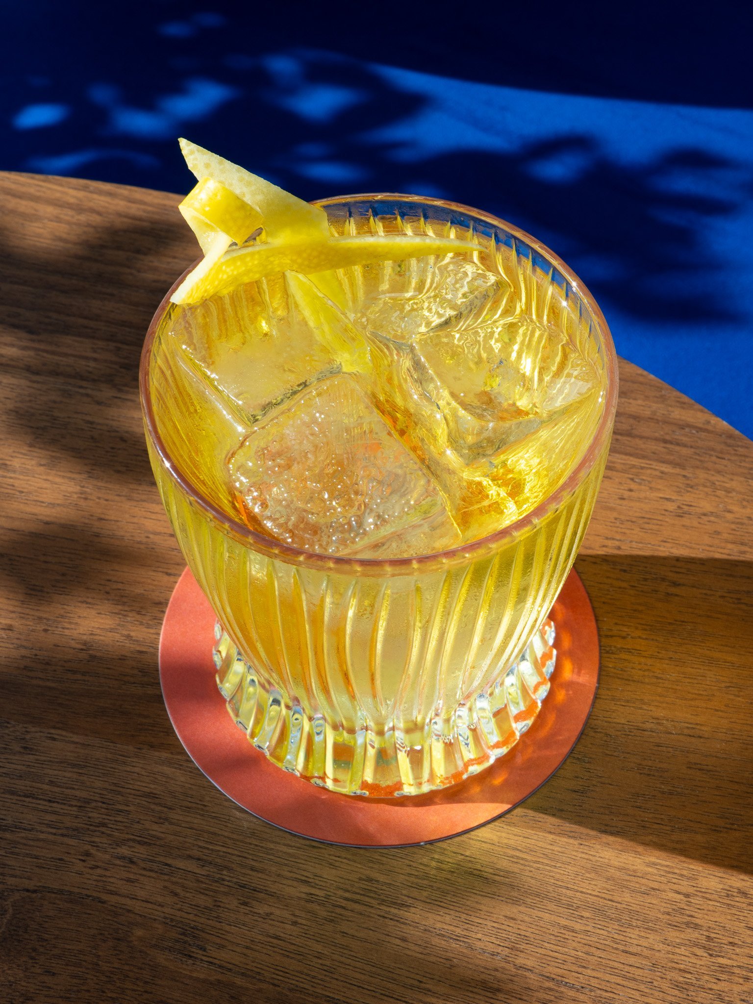 Bar Taulissa : Cocktail rafraîchissant avec fleurs sur une table.
