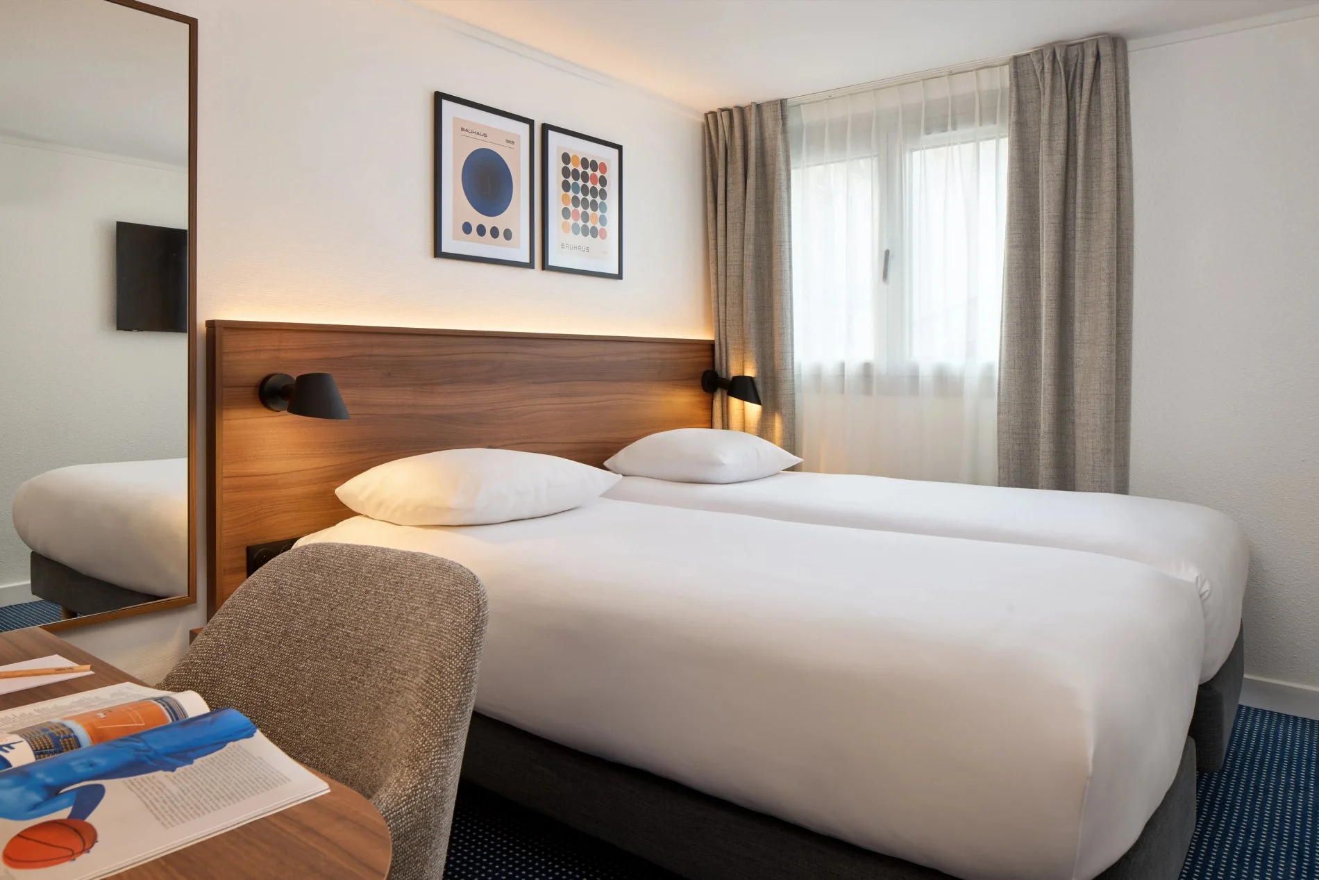 Chambre Confort Lits Jumeaux avec décoration sobre au Timhotel Nation