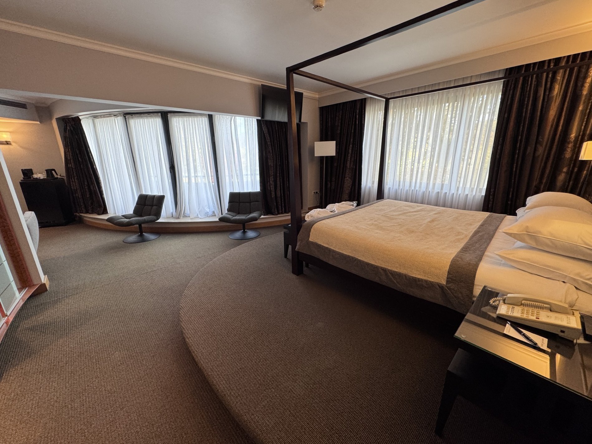 Kamer met jacuzzi en zicht op het meer