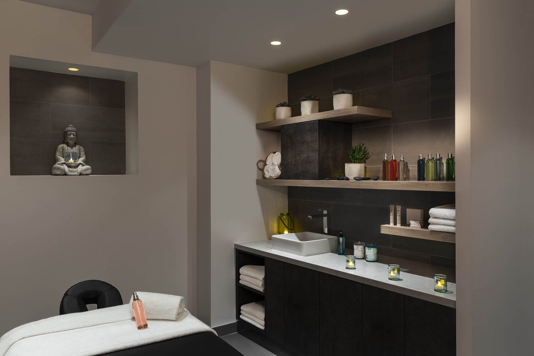 Espace de soin avec étagères, symbolisant les services de bien-être de BW La Demeure Paris.