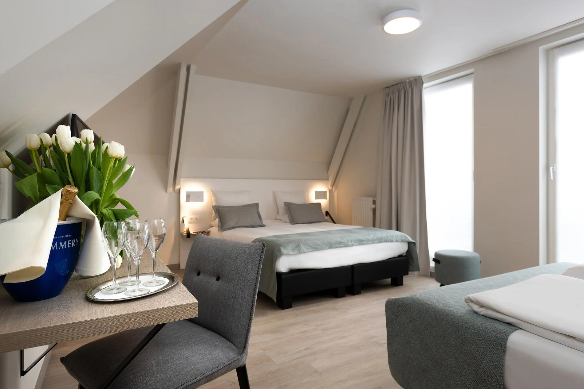 Zimmer mit Loungebereich und eleganter Dekoration im Martin's Brugge