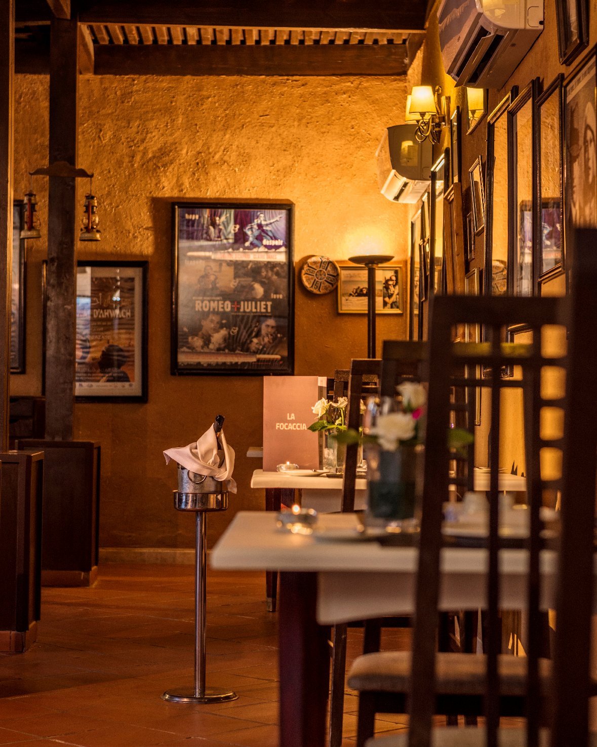 Décoration chaleureuse du restaurant italien au Berbère Palace à Ouarzazate