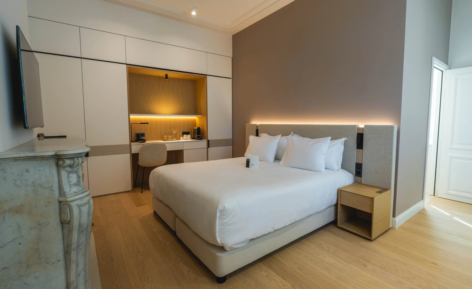 Chambre Charme de la Villa des Vignes avec lit double, cheminée et espace bureau