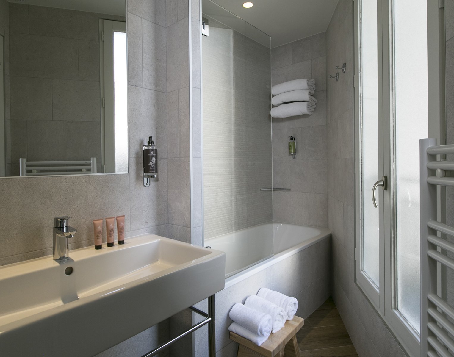 BW De Neuville Arc de Triomphe | Bathroom superior room