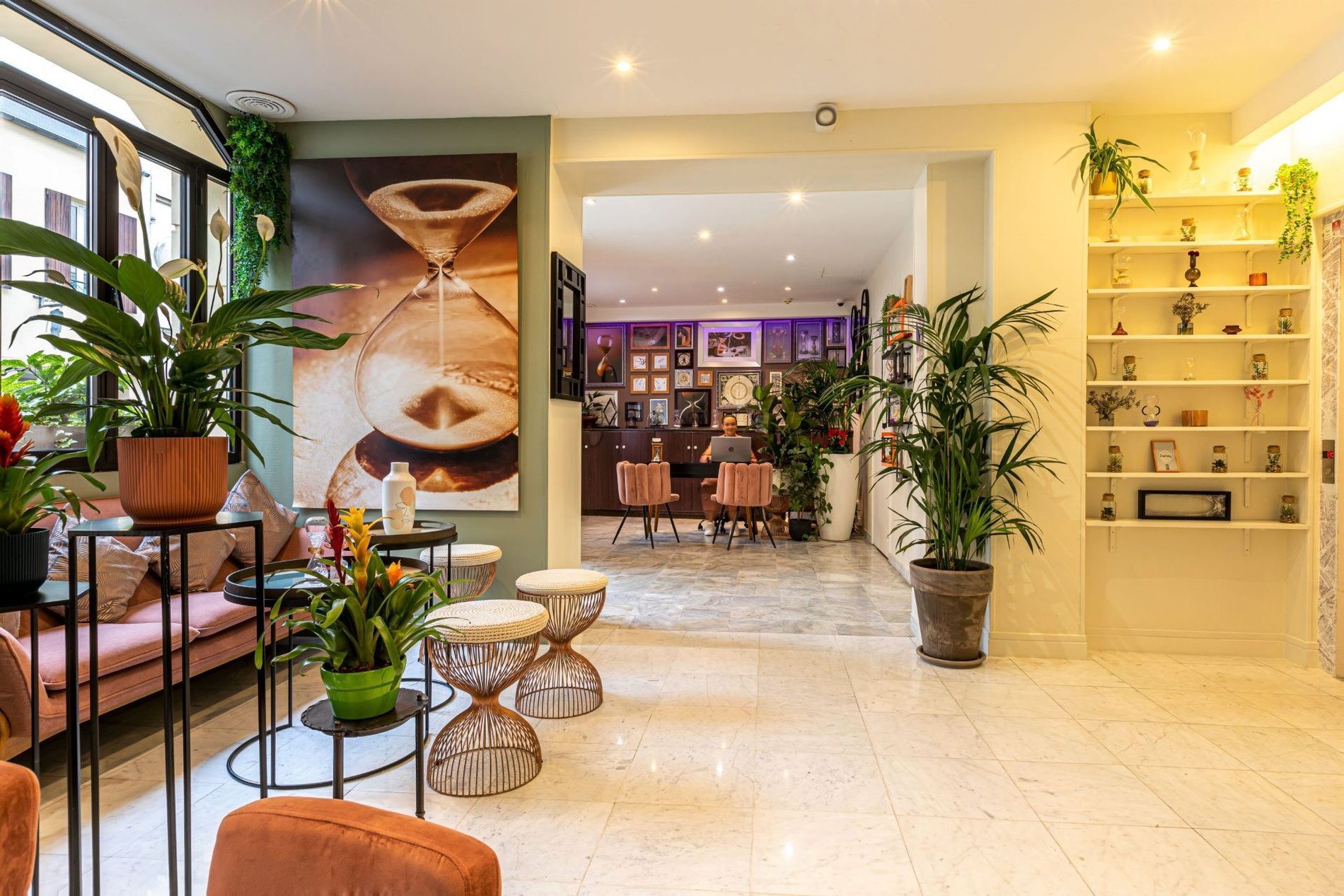 Réception de l'Hôtel Ariane Montparnasse avec salon accueillant, espace détente végétalisé et accueil 24h/24 au cœur de Paris 14
