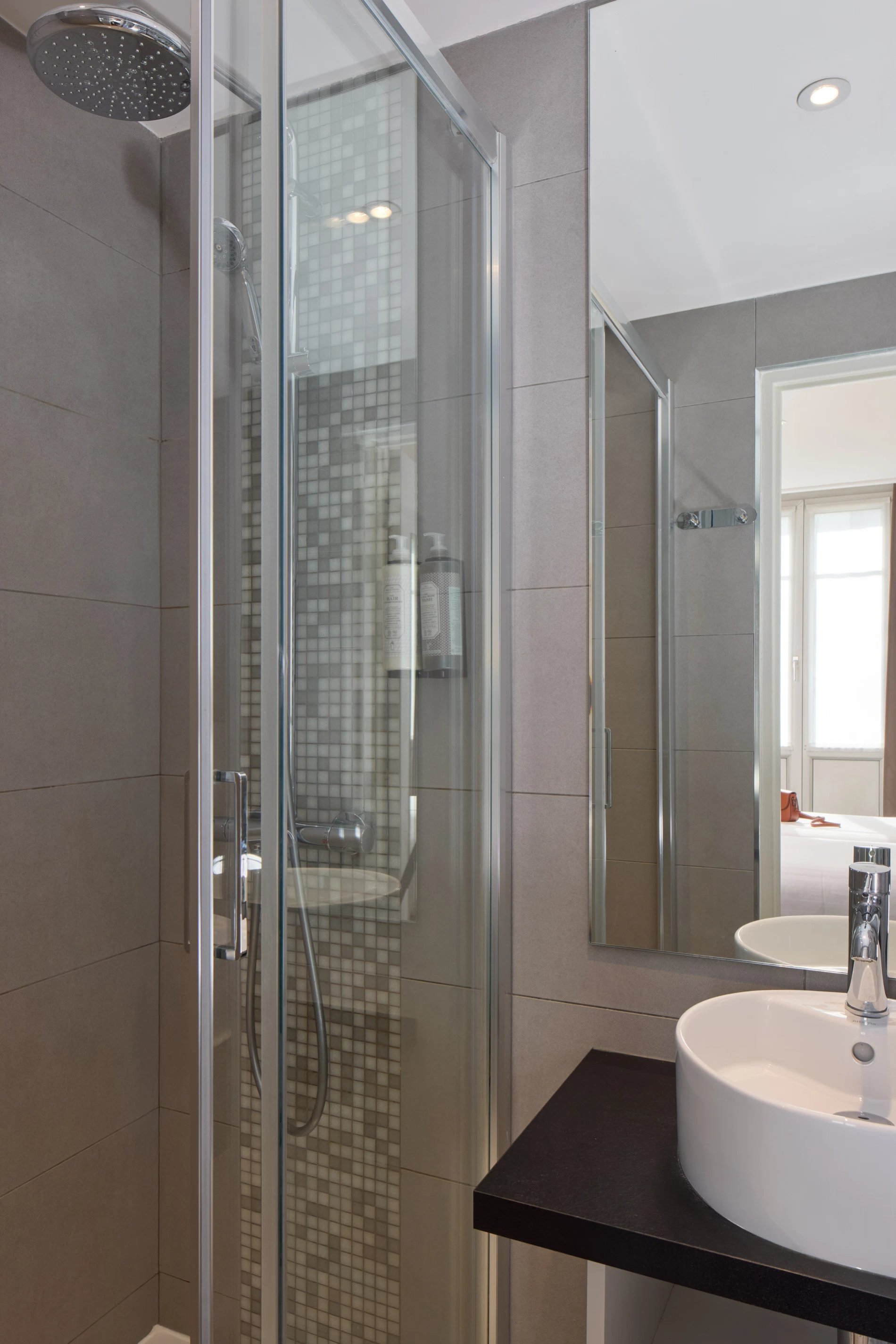 Salle de bain au Timhotel, avec douche
