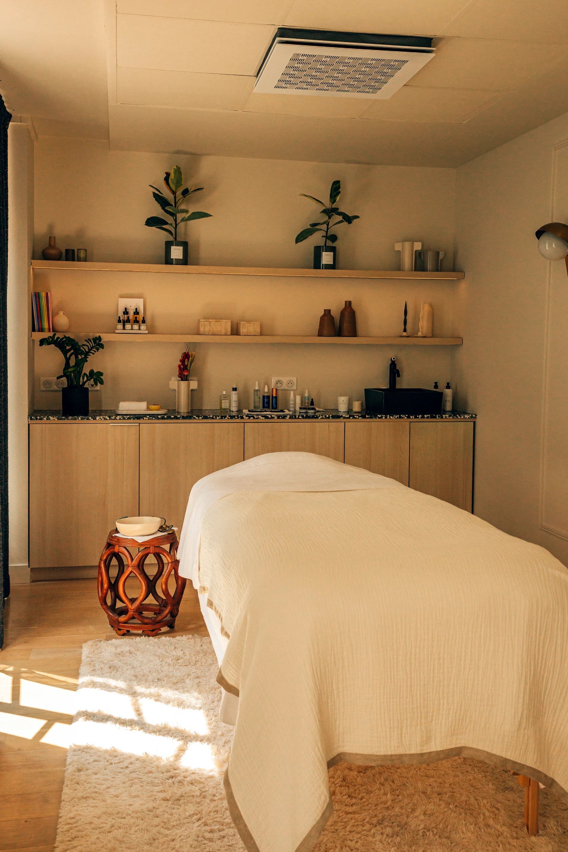 Hôtel Bachaumont | Table in the treatment room