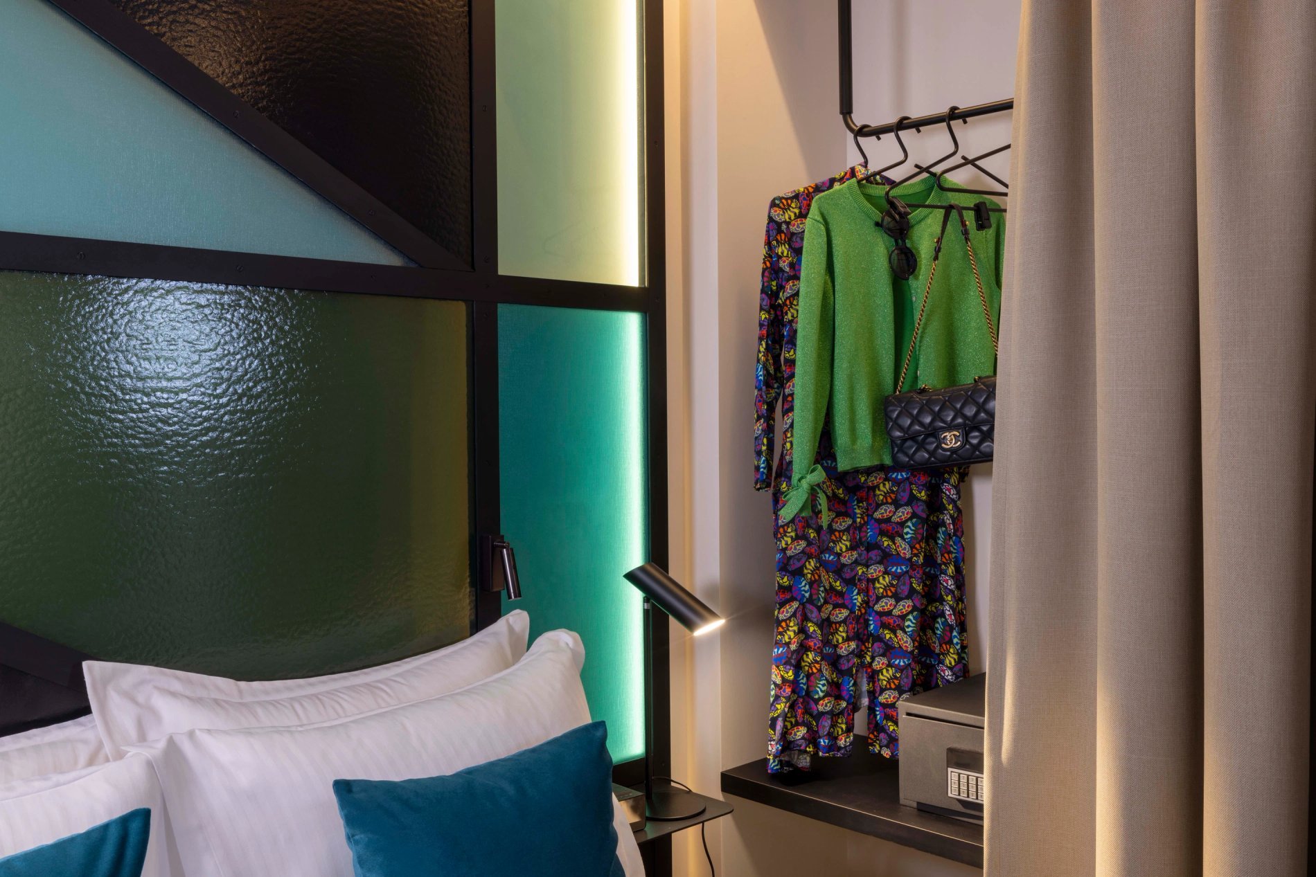 Hôtel le 12 | Deluxe Room | Bathroom