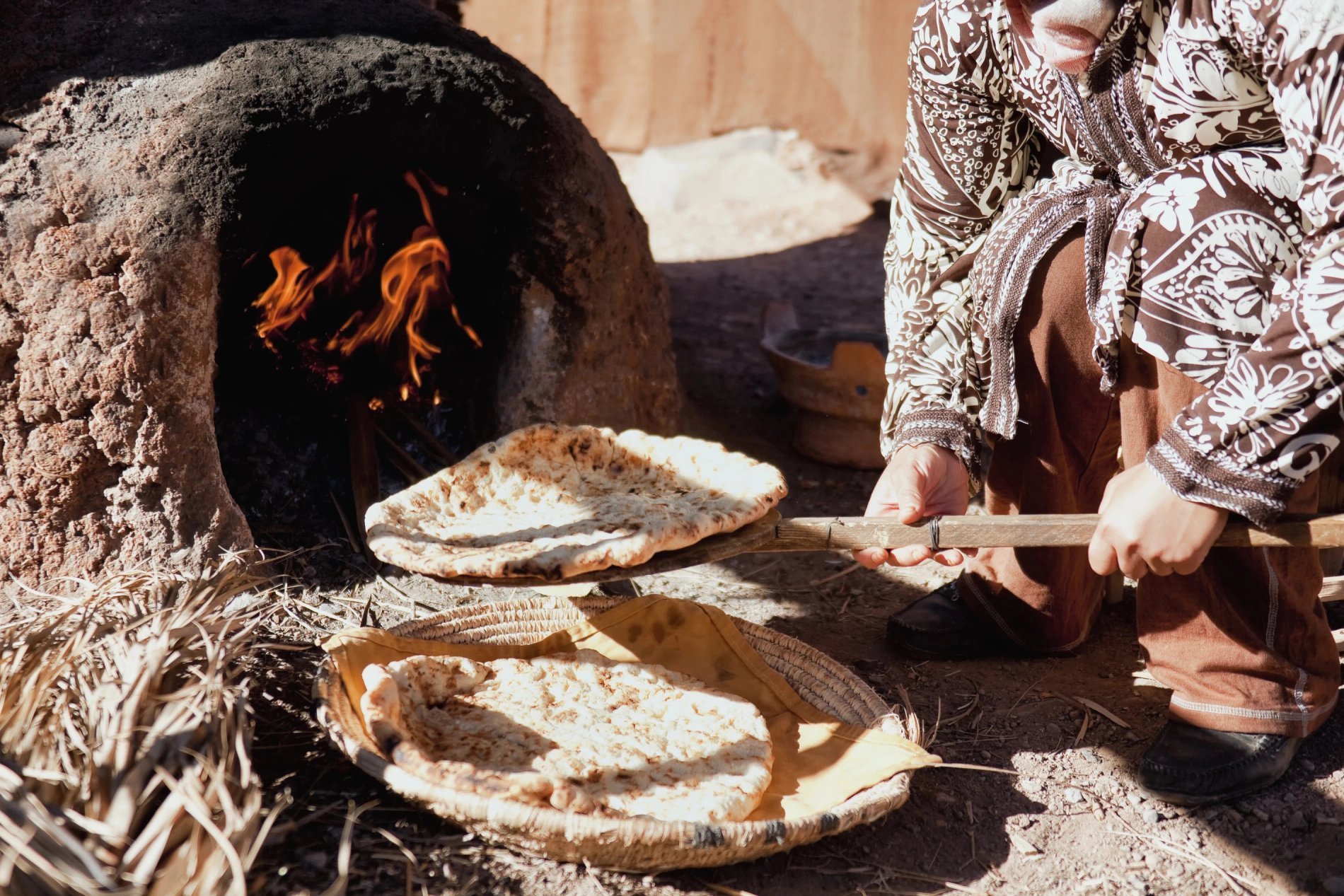 Cuisson du pain dans un four traditionnel marocain près du Berbère Palace
