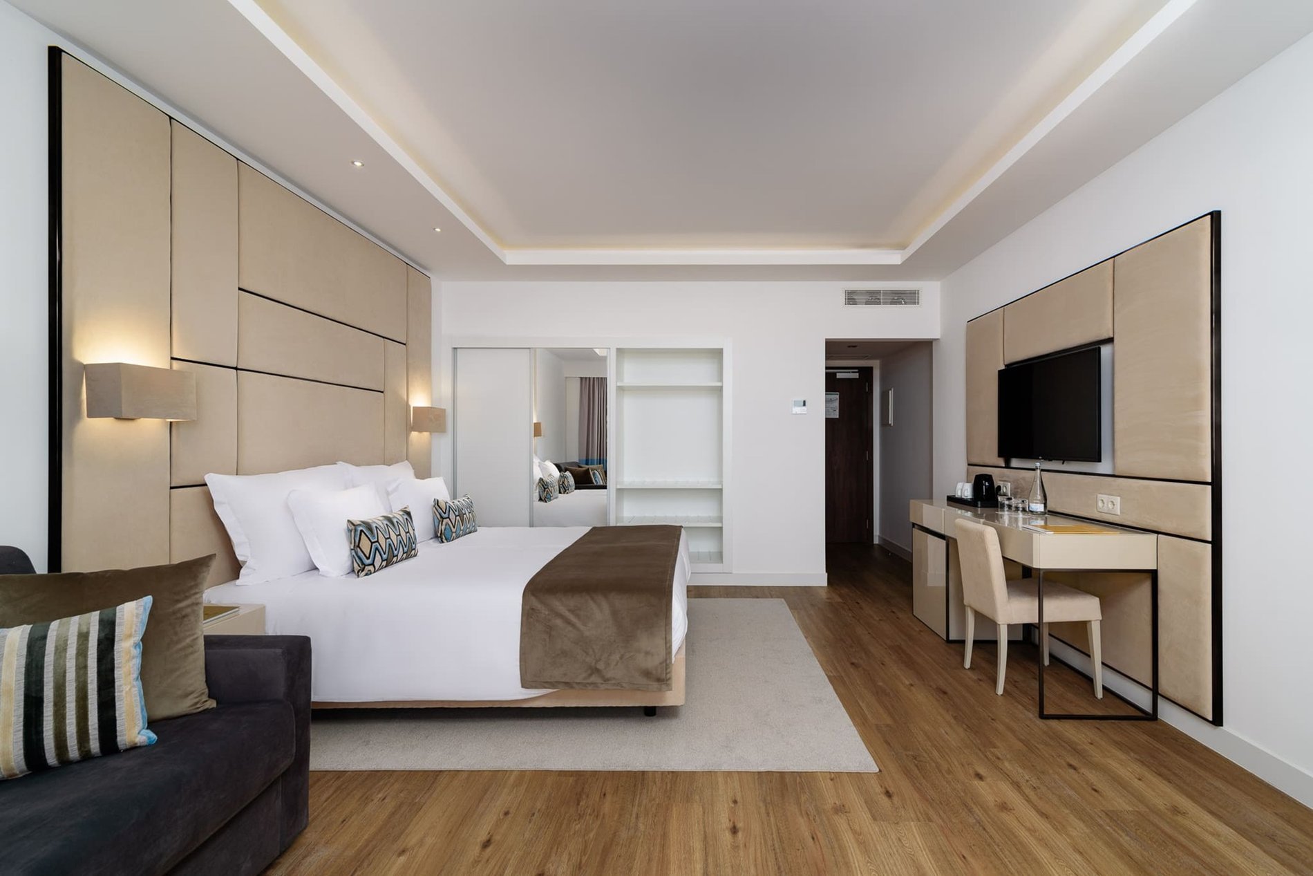 Chambre classique spacieuse et confortable avec canapé et balcon au Jupiter Albufeira Hotel