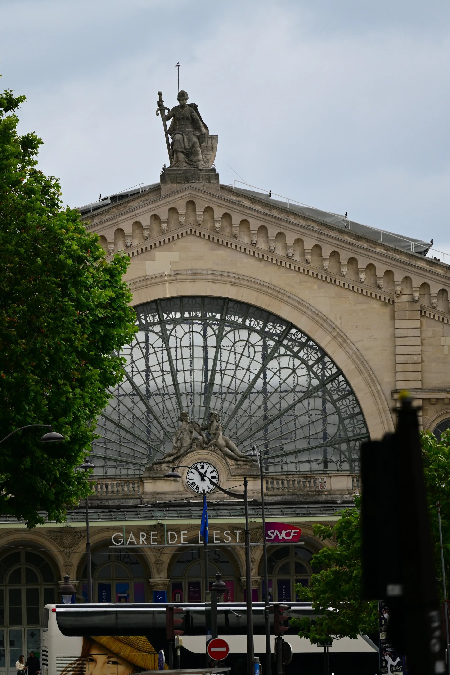 Façade principale de la Gare de l’Est à Paris avec horloge et verrière