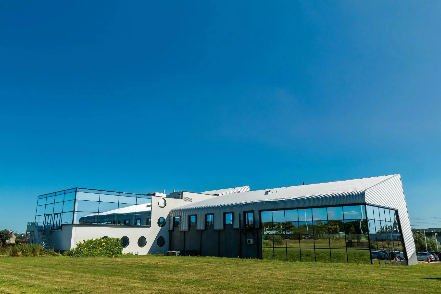 Sportplatz mit modernen Tribünen in der Nähe des Hotels
