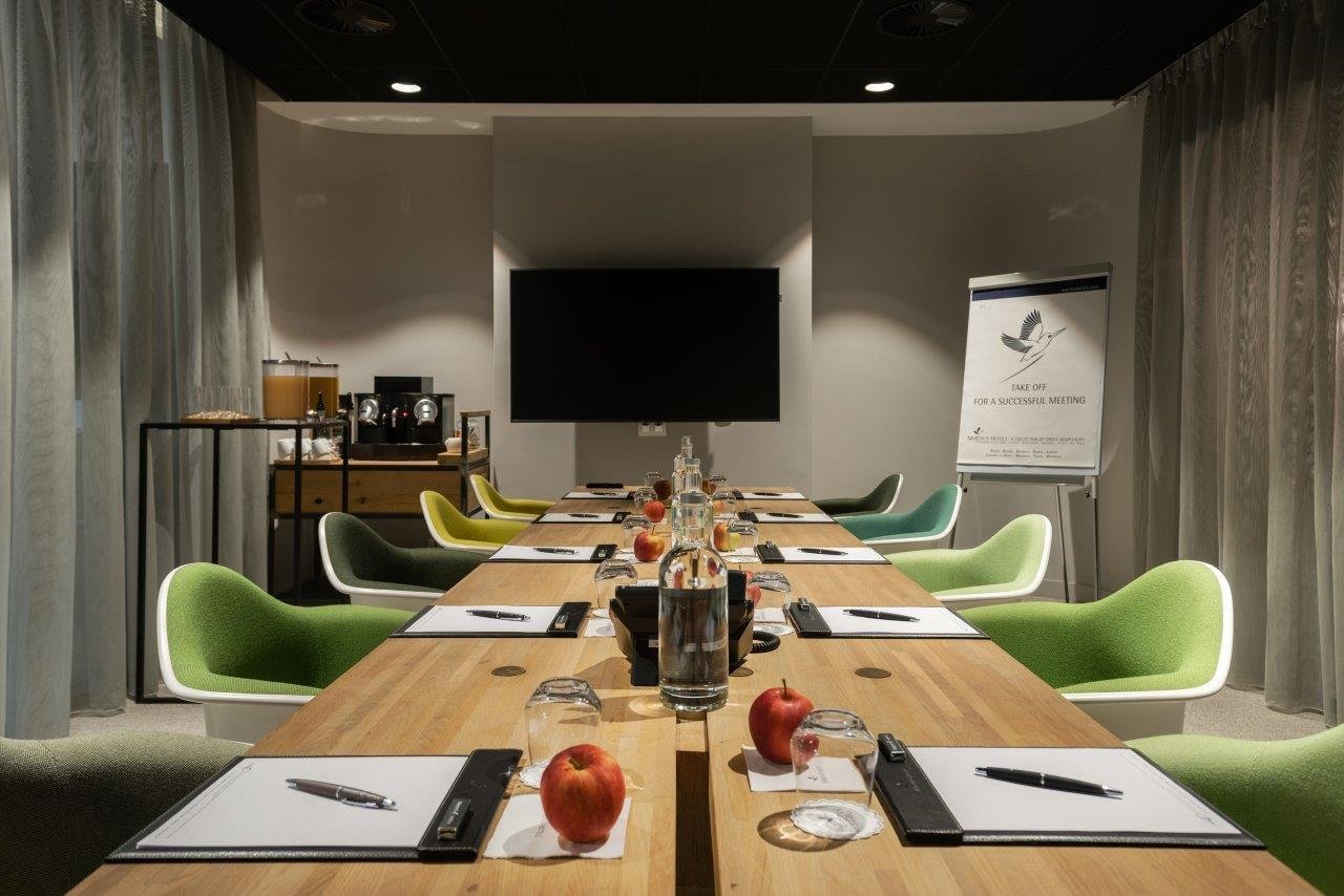 Moderner und ausgestatteter Tagungsraum für Ihre geschäftlichen Veranstaltungen.