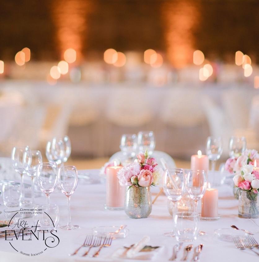 Elegantly decorated table for an event in the "De Balije" venue in Bilzen.