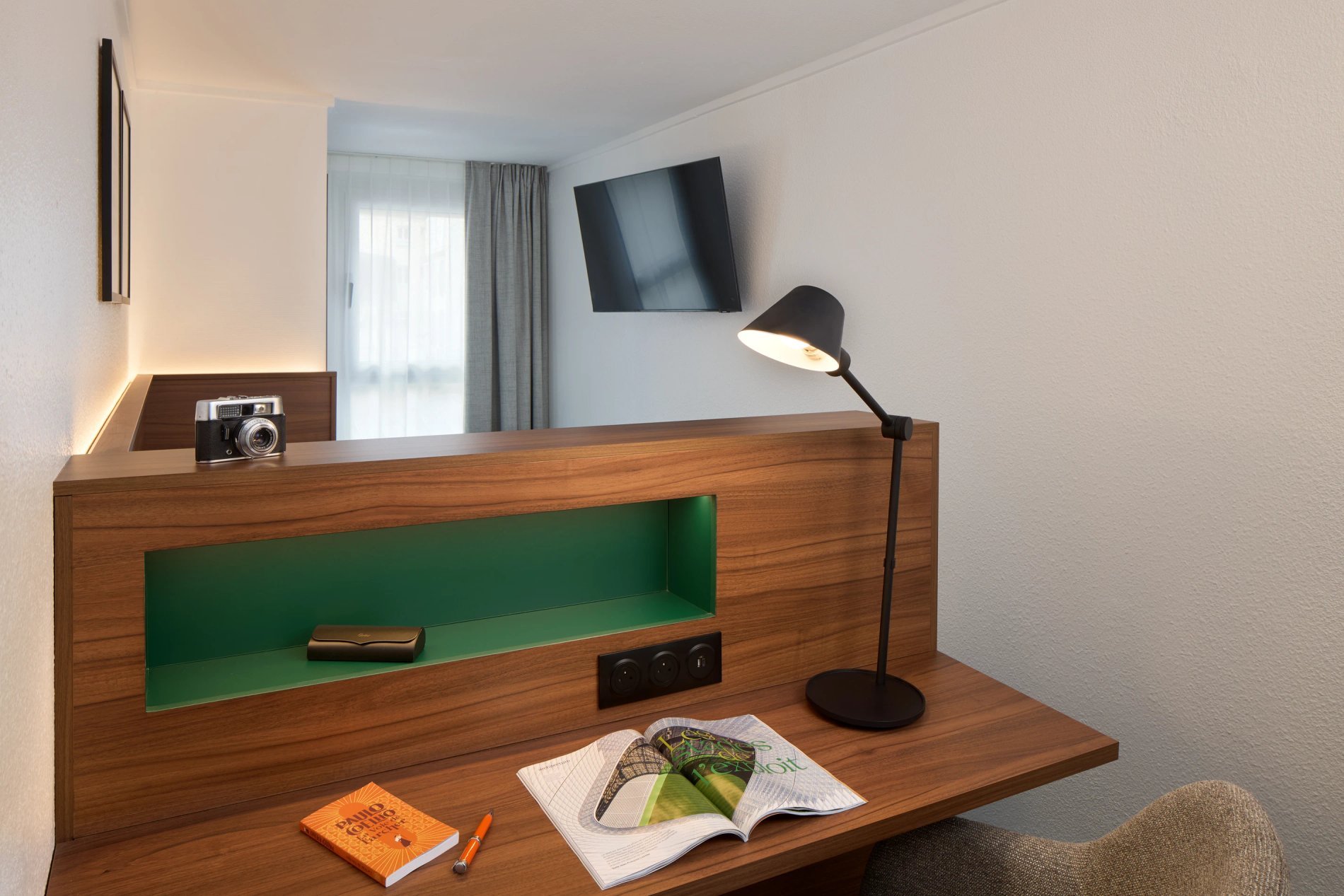 Espace de travail dans une chambre au Timhotel Nation