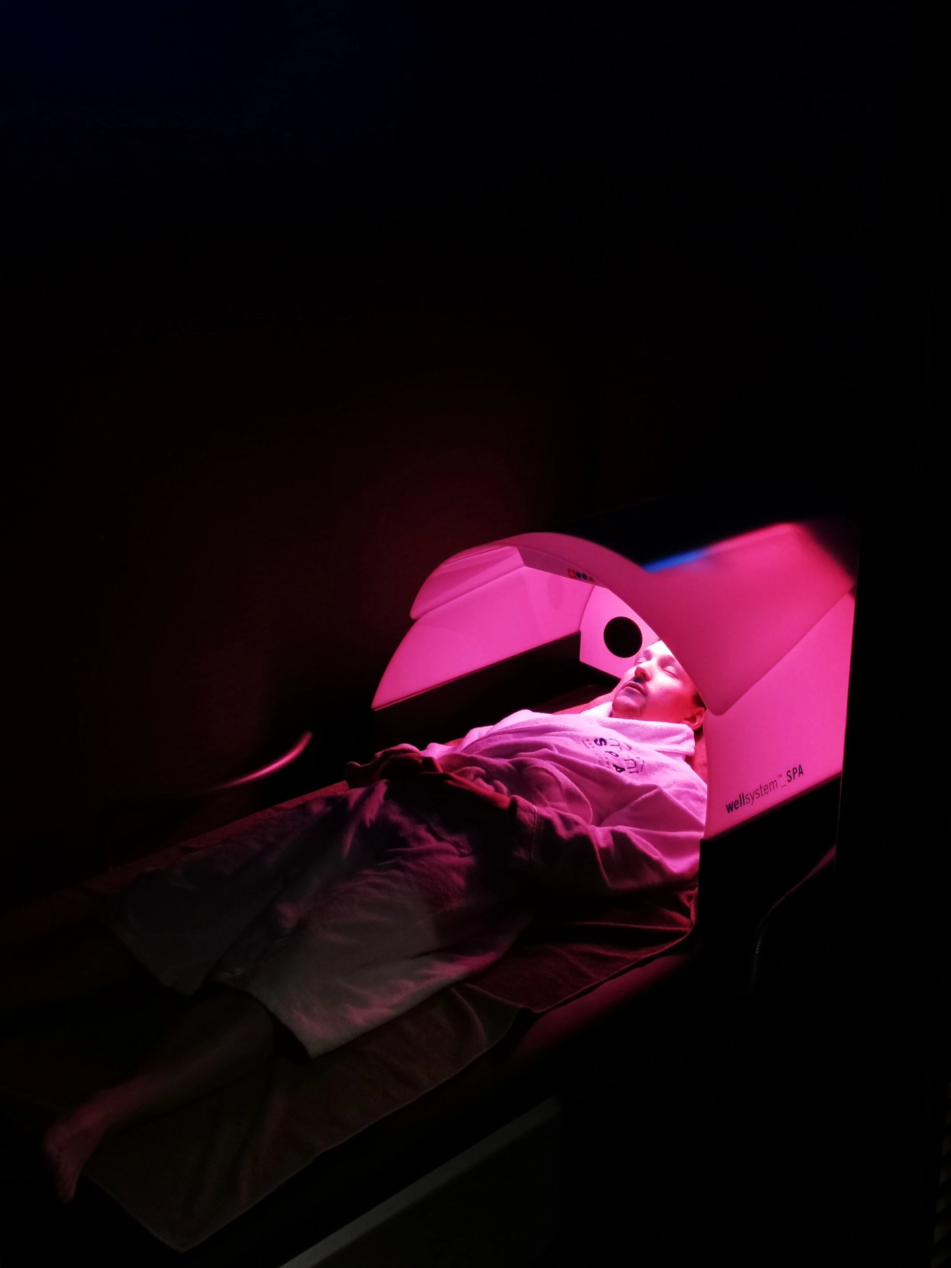 Ambiance tamisée pour un massage relaxant au Mont Spa Les Trésoms à Annecy, propice à la détente.