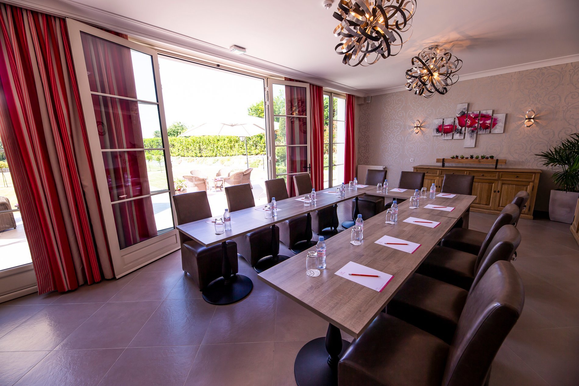 Grande salle de séminaire de l'Hôtel La Ramade, symbolisant la capacité d'accueil pour divers événements professionnels.