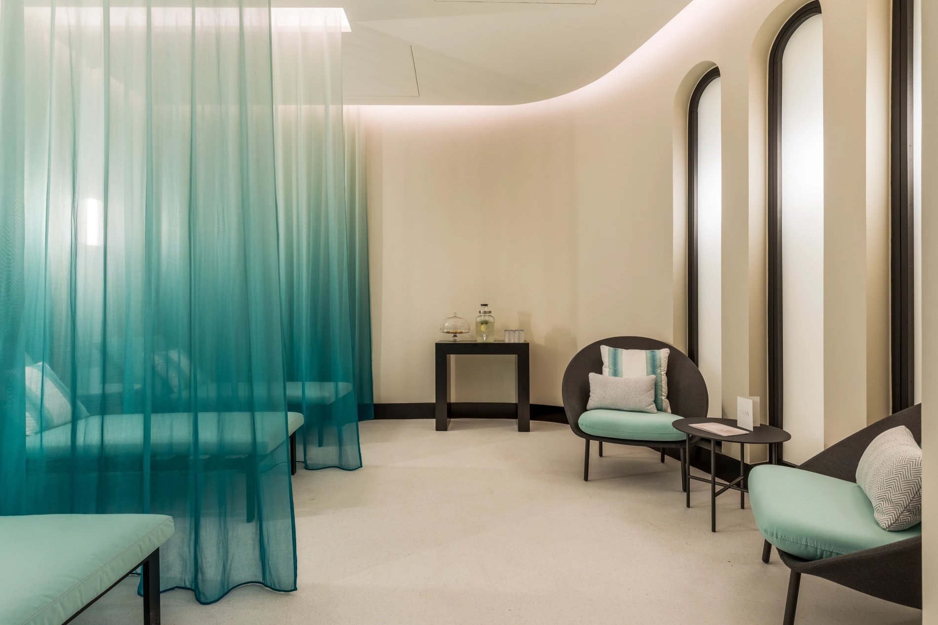 Maison Albar - Le Victoria | Spa relaxation area with deckchairs and armchairs