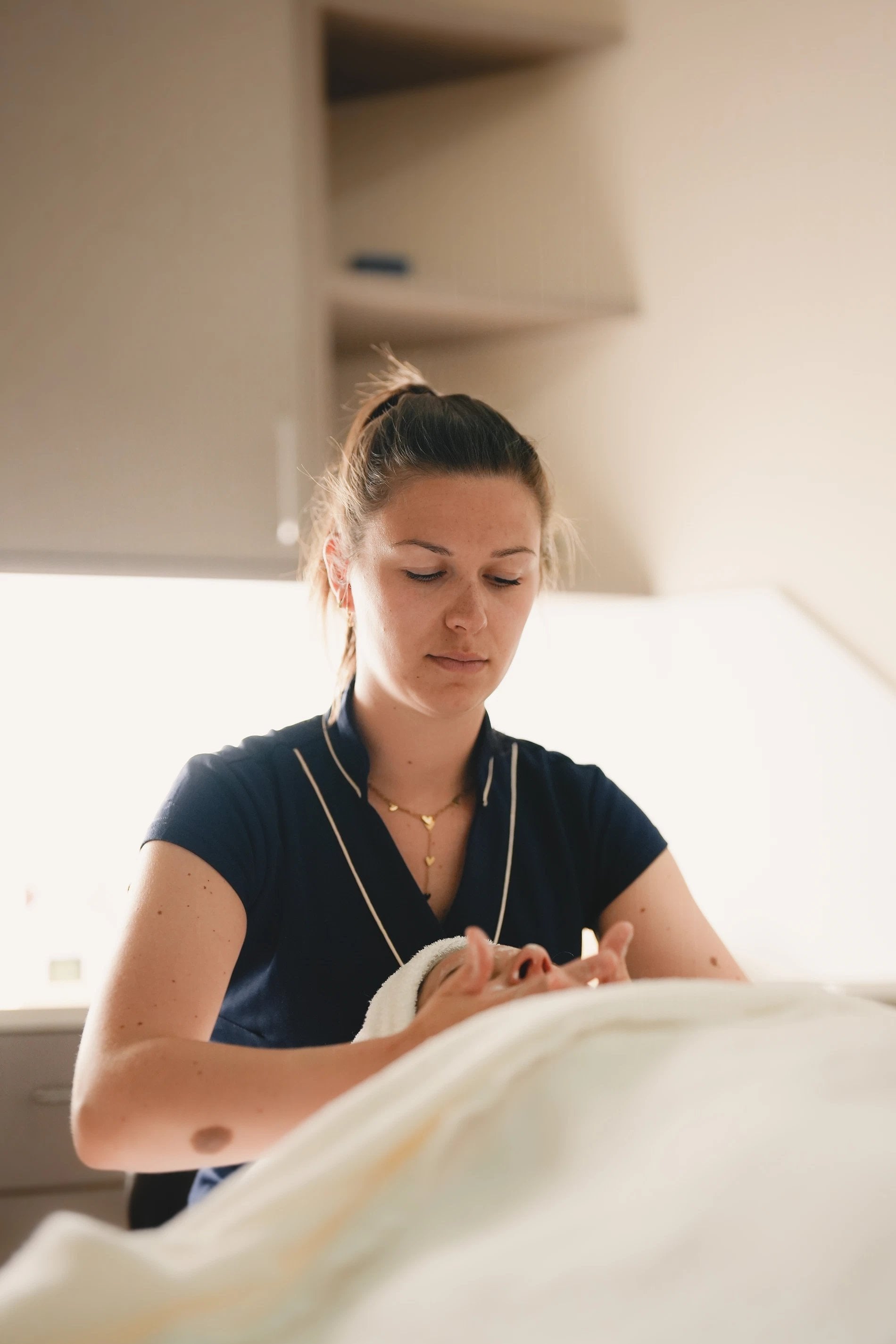 Ontspannende massage in de wellnessruimte van Martin's Hotels.
