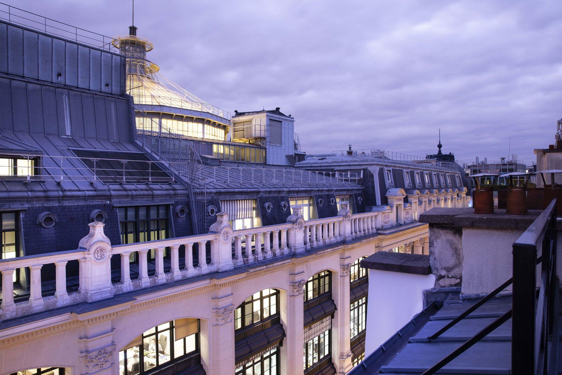 Room with terrace and view over the roof of the Credit Lyonnais, at Paris Opera districtChambre avec terrasse et vue sur le toit du Crédit Lyonnais, près de l'Opéra de Paris