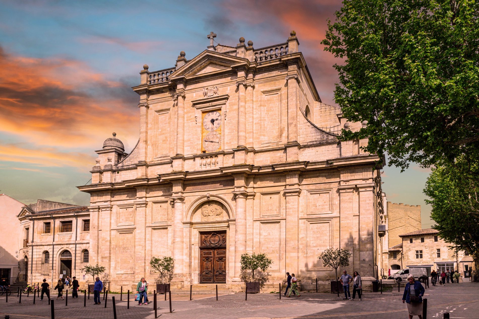 Façade majestueuse de la Collégiale Notre-Dame-des-Anges à L’Isle-sur-la-Sorgue au coucher du soleil