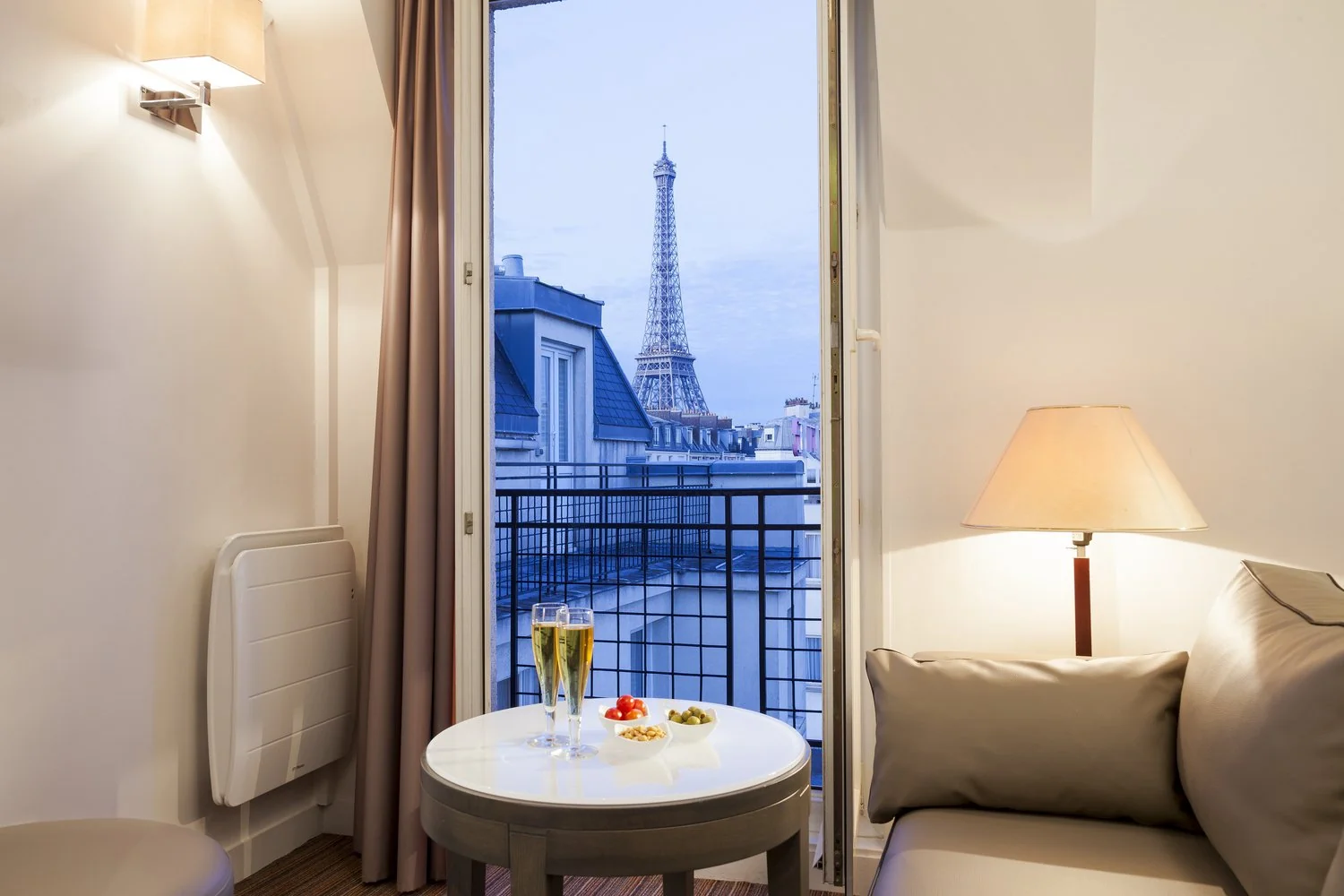 Coin détente dans une chambre Timhotel, avec vue sur la ville