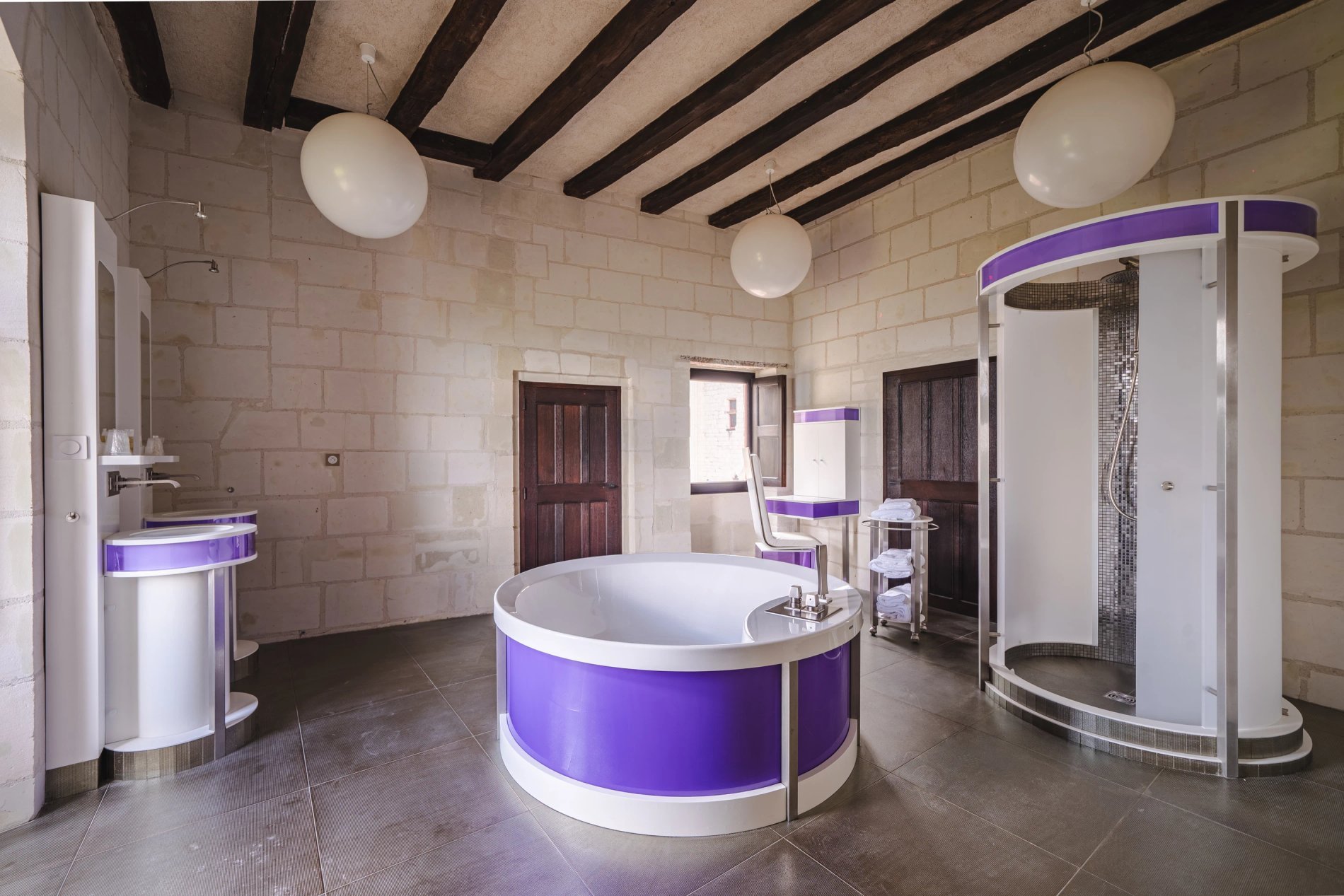 Salle de bain confortable dans chambre triple.