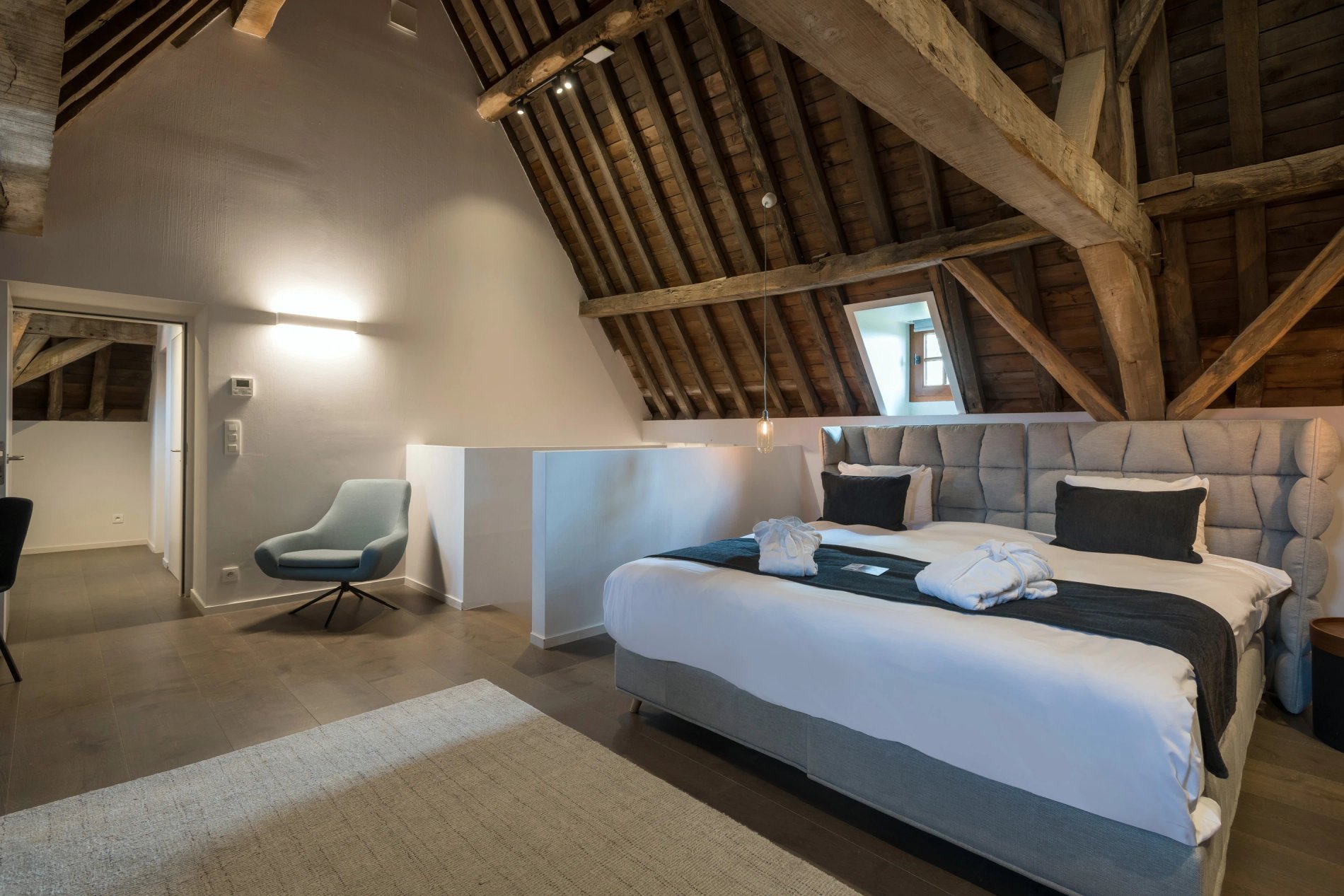 Ruime en lichte kamer met zichtbare balken in het  Martin's Rentmeesterij
