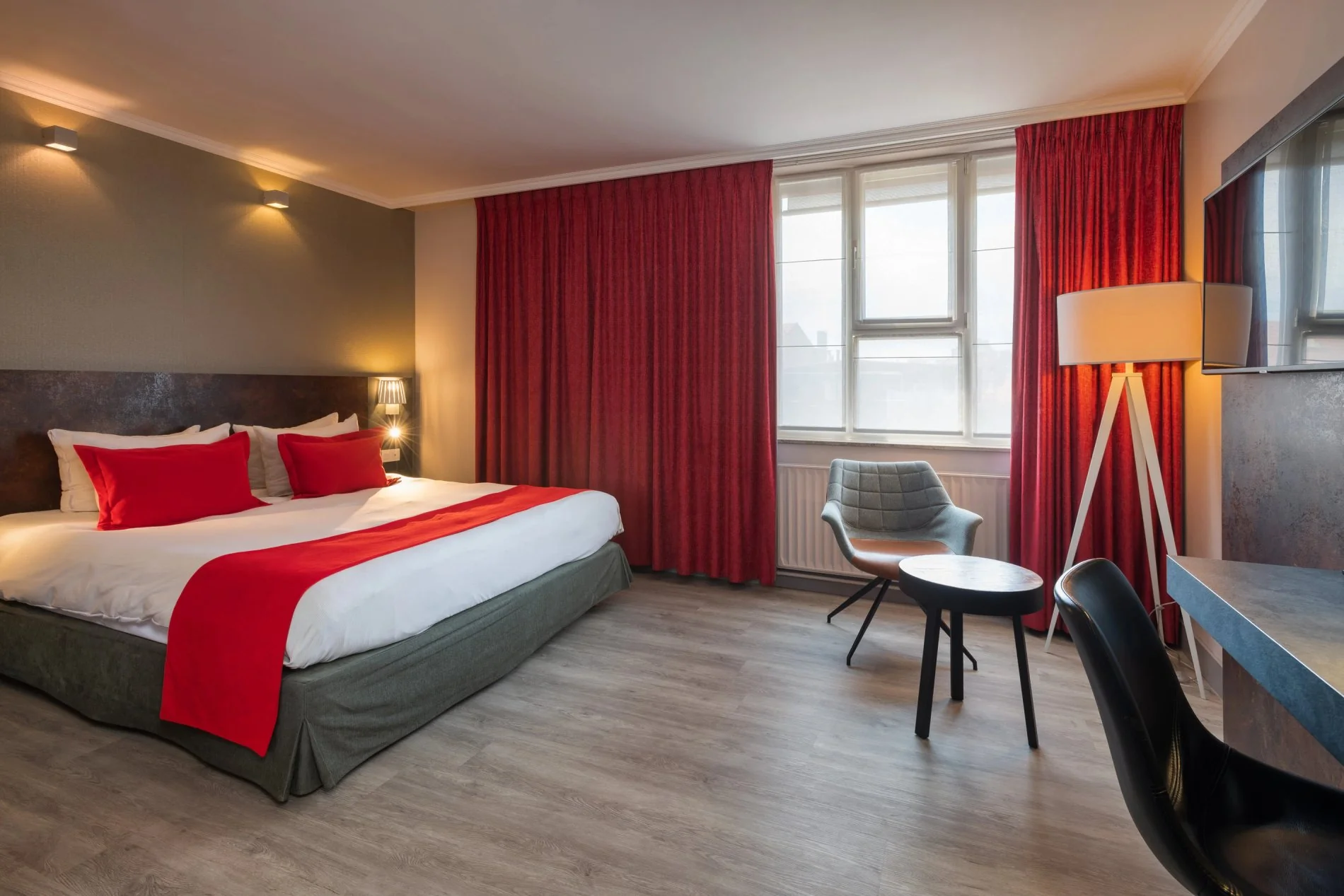 Chambre spacieuse avec rideaux rouges et décoration moderne
