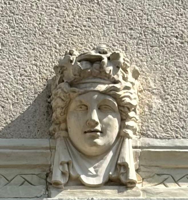 Château de la Rozelle, Sculpture en pierre sur une façade à La Rochelle