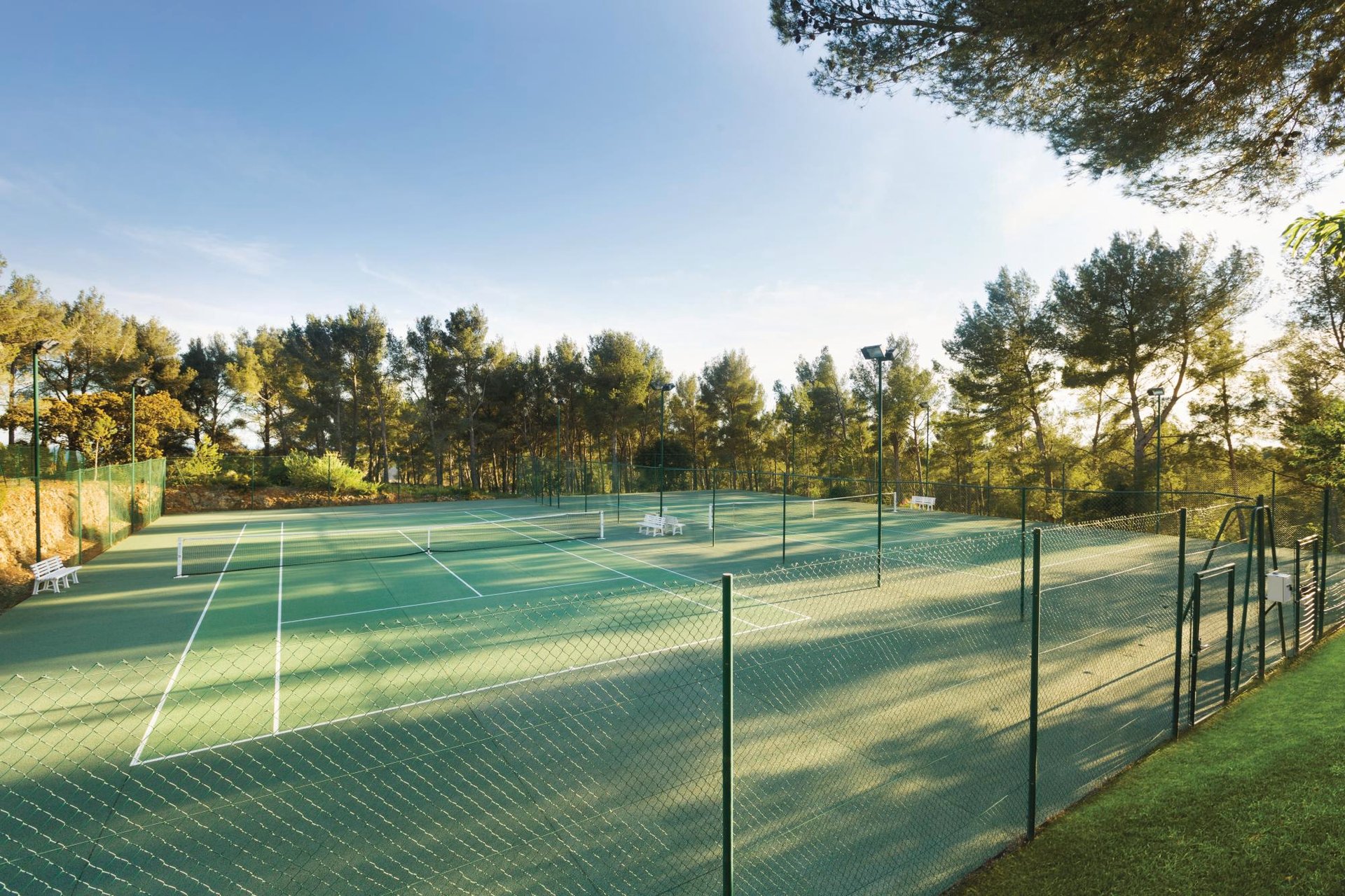 Tennis court in Saint Cyr sur Mer near Bandol