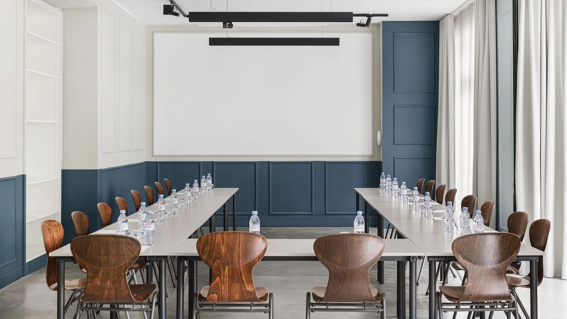 U-shaped meeting room with screen at Hôtel Bachaumont