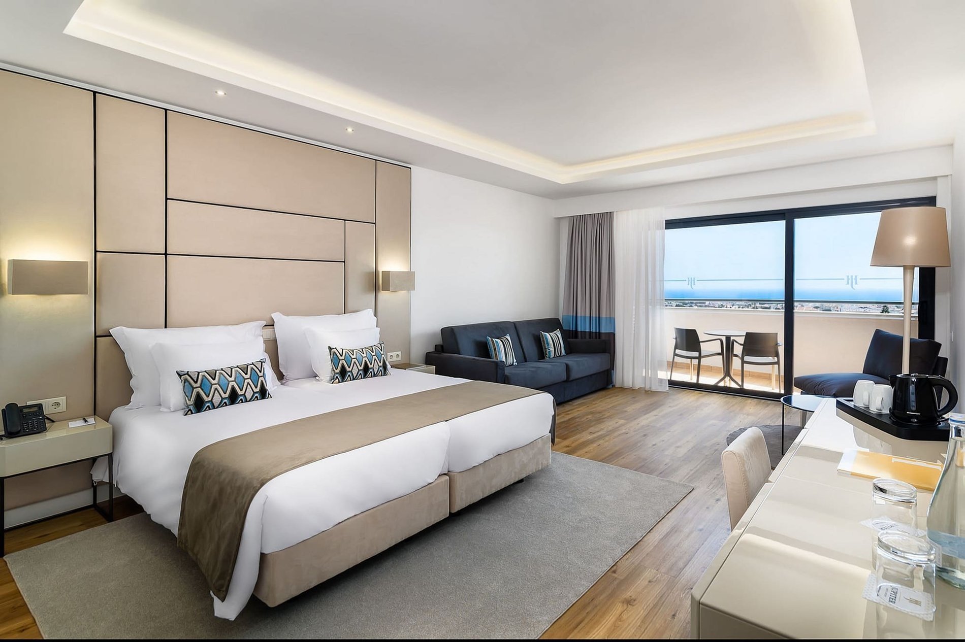 Chambre Deluxe spacieuse et confortable, avec canapé et balcon à l’Hôtel Jupiter Albufeira