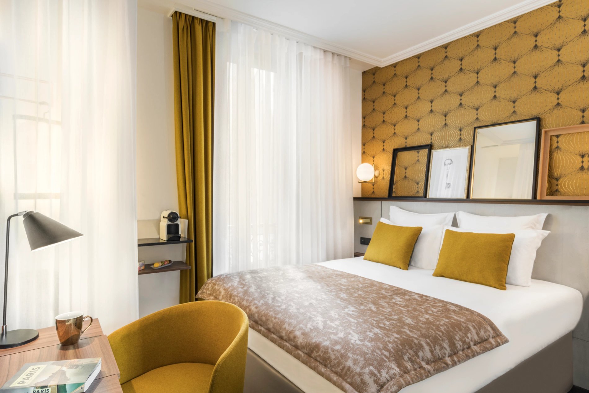 Chambre classique double avec coussins jaunes et décoration, symbolisant l'attention aux détails de BW La Demeure Paris.