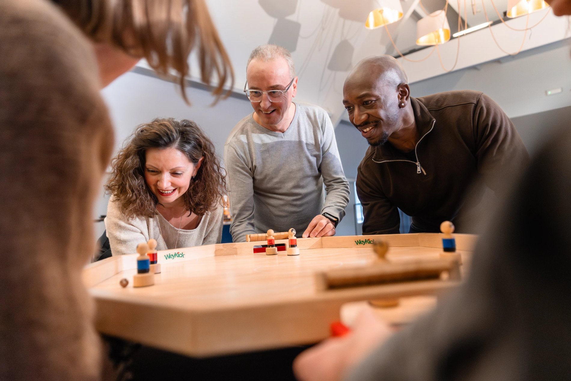 teambuilding Groupe d'amis souriant lors d'une activité en plein air.