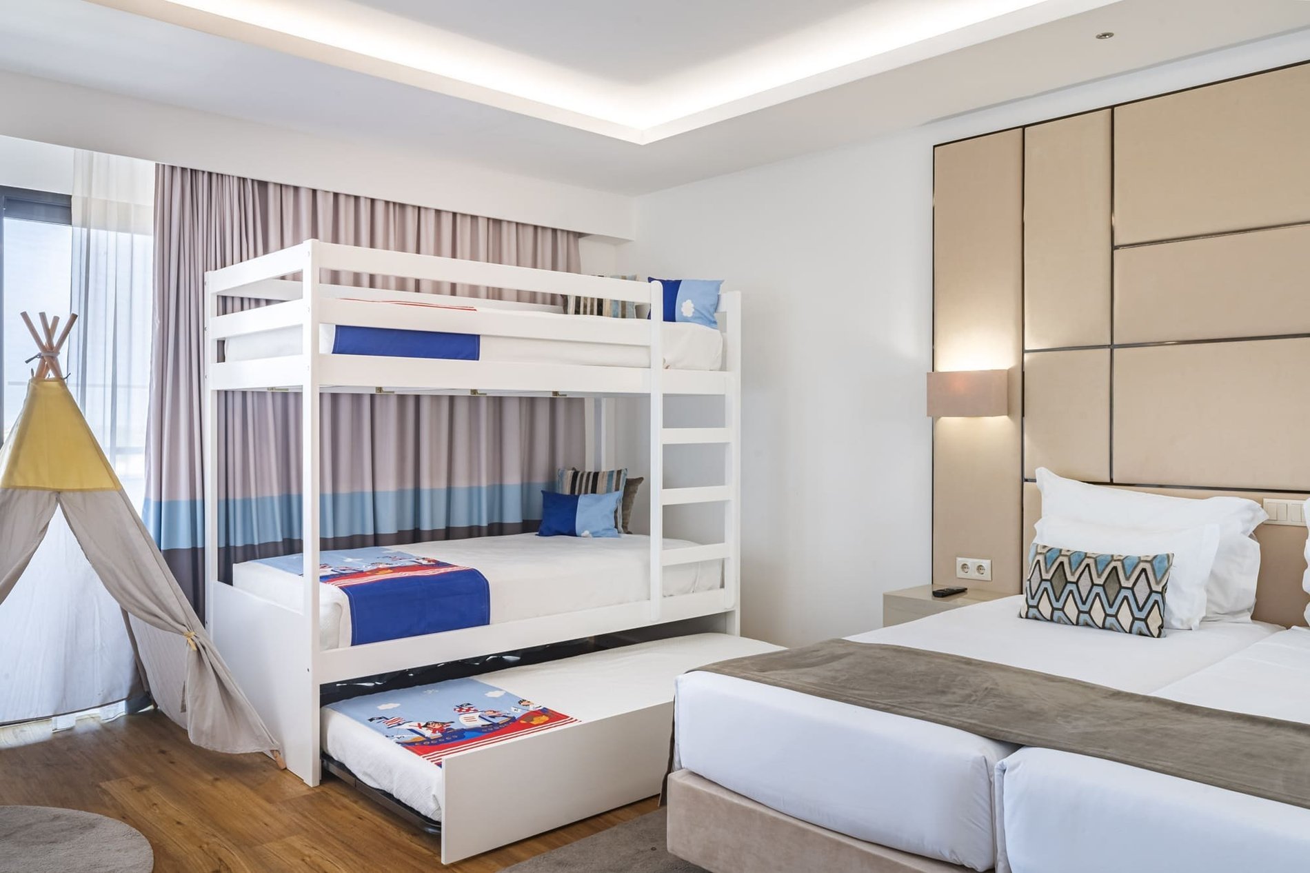 Chambre familiale Plus spacieuse avec lits superposés, tente et balcon, idéale pour des vacances en famille à l’Hôtel Jupiter Albufeira