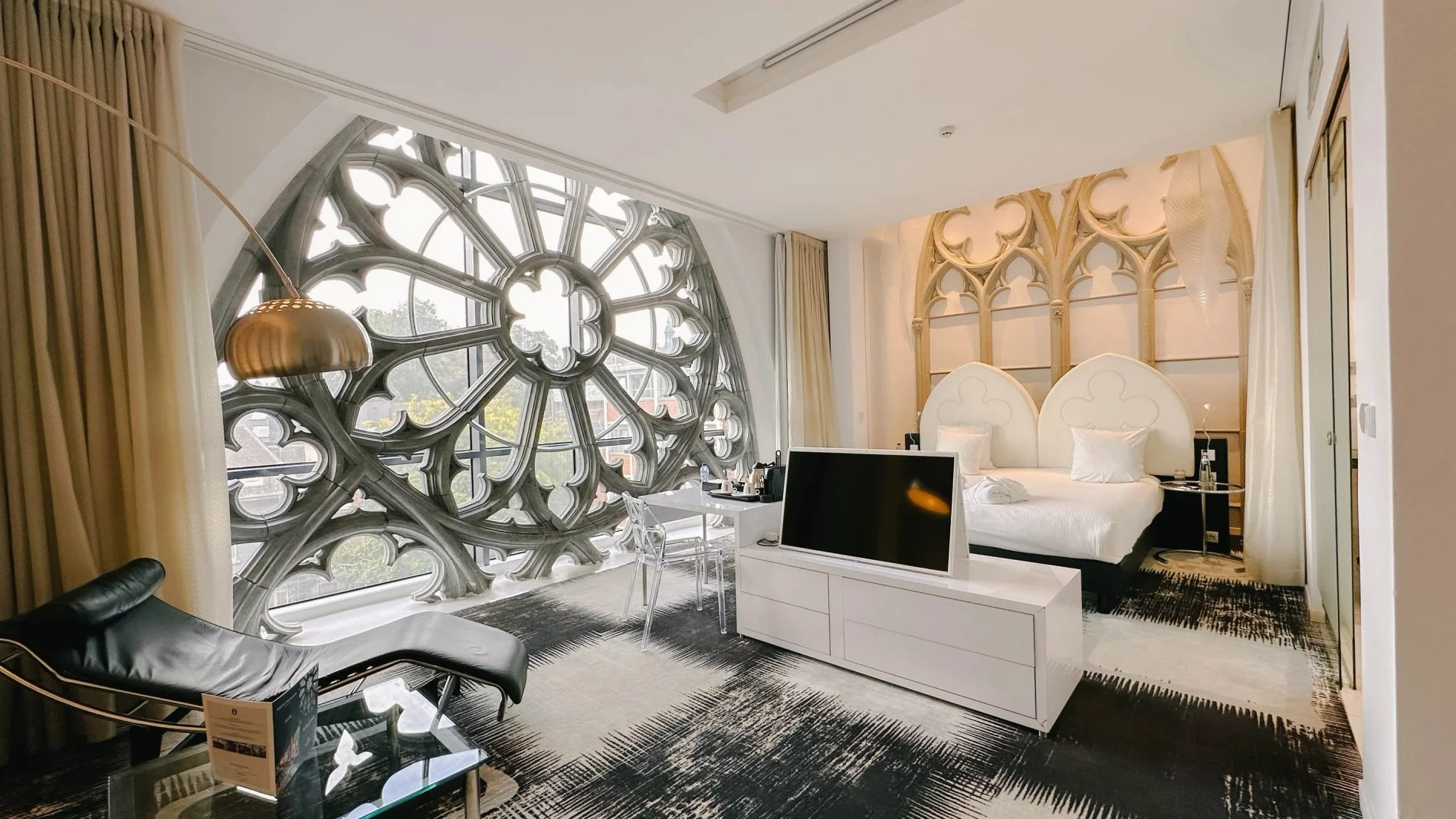 Chambre élégante avec vitrail artistique au Martin's Dream à Mons.