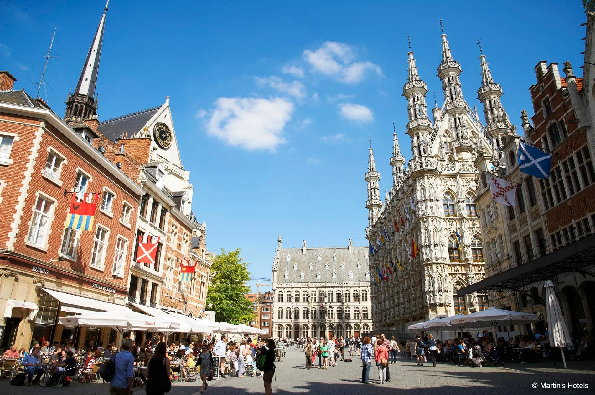 Historisch stadhuis van Leuven met zijn levendige omgeving.