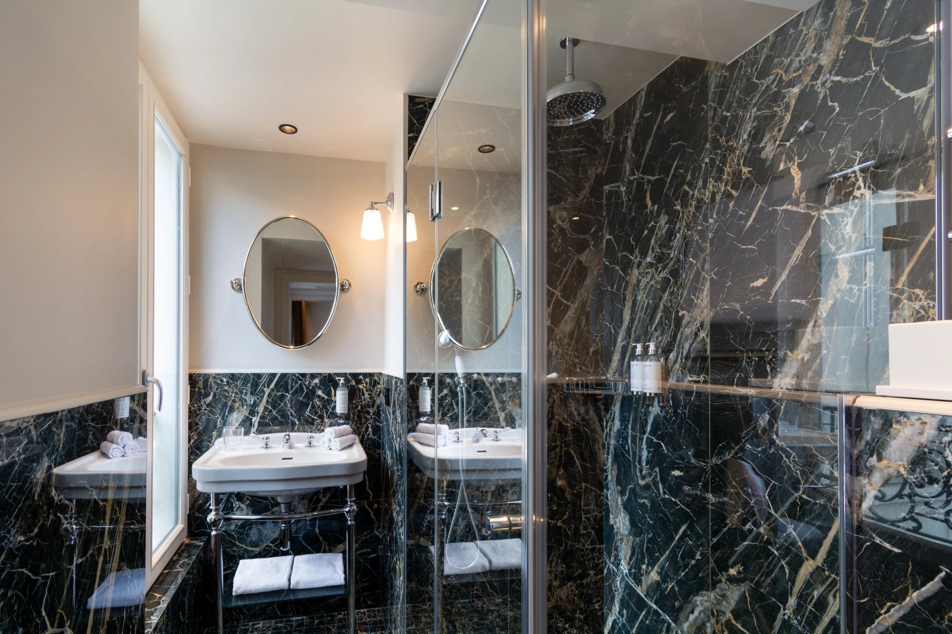 Hôtel & Spa Napoléon | Superior Room Bathroom Shower