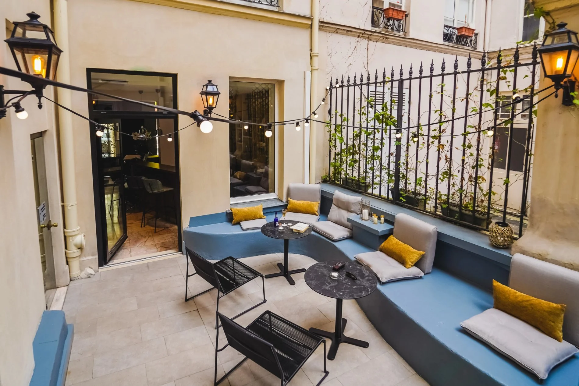 Cour intérieure du Timhotel avec mobilier de détente.
