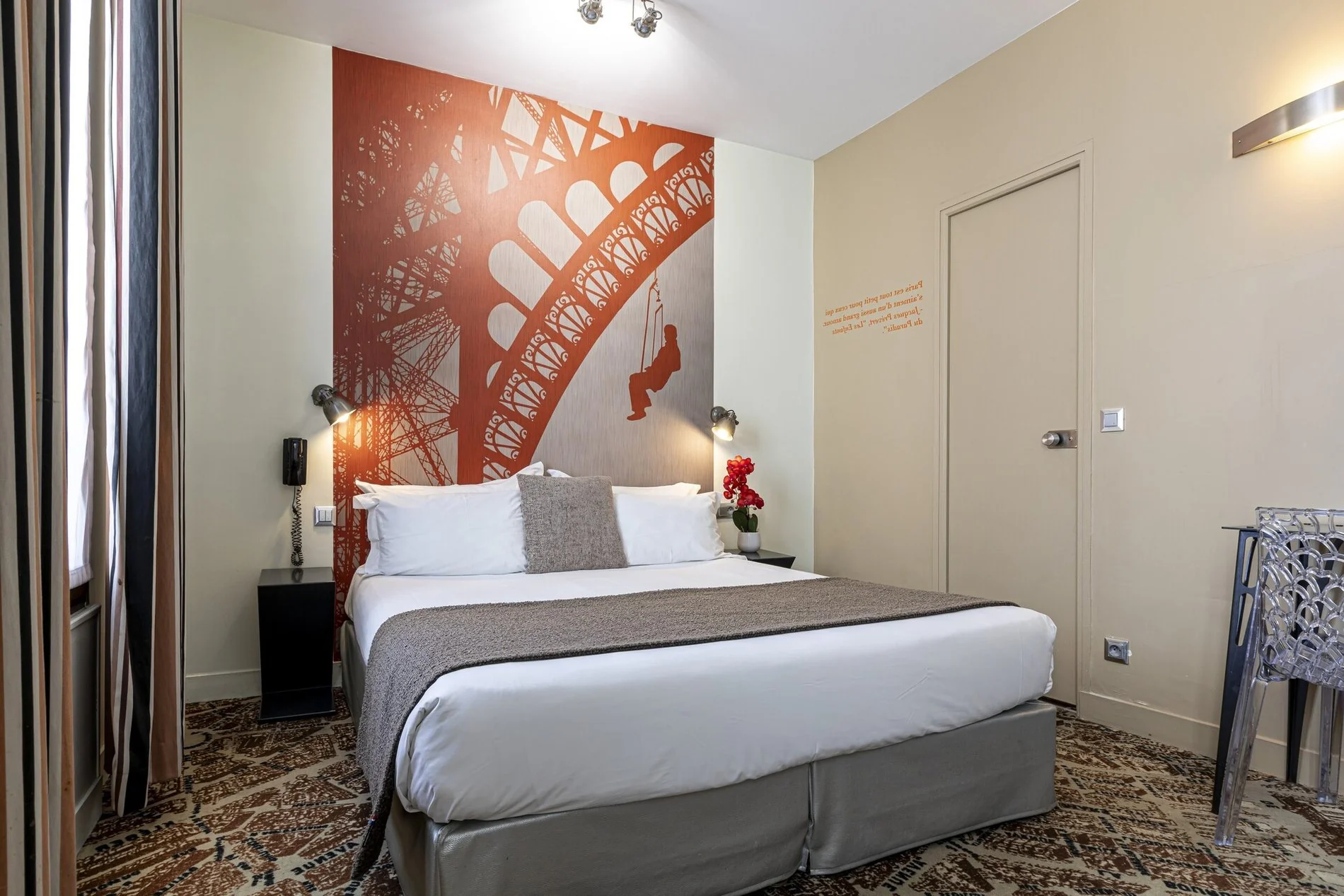 Espace bureau de la Chambre Double Eiffel de l'Hôtel Alpha Paris Eiffel.