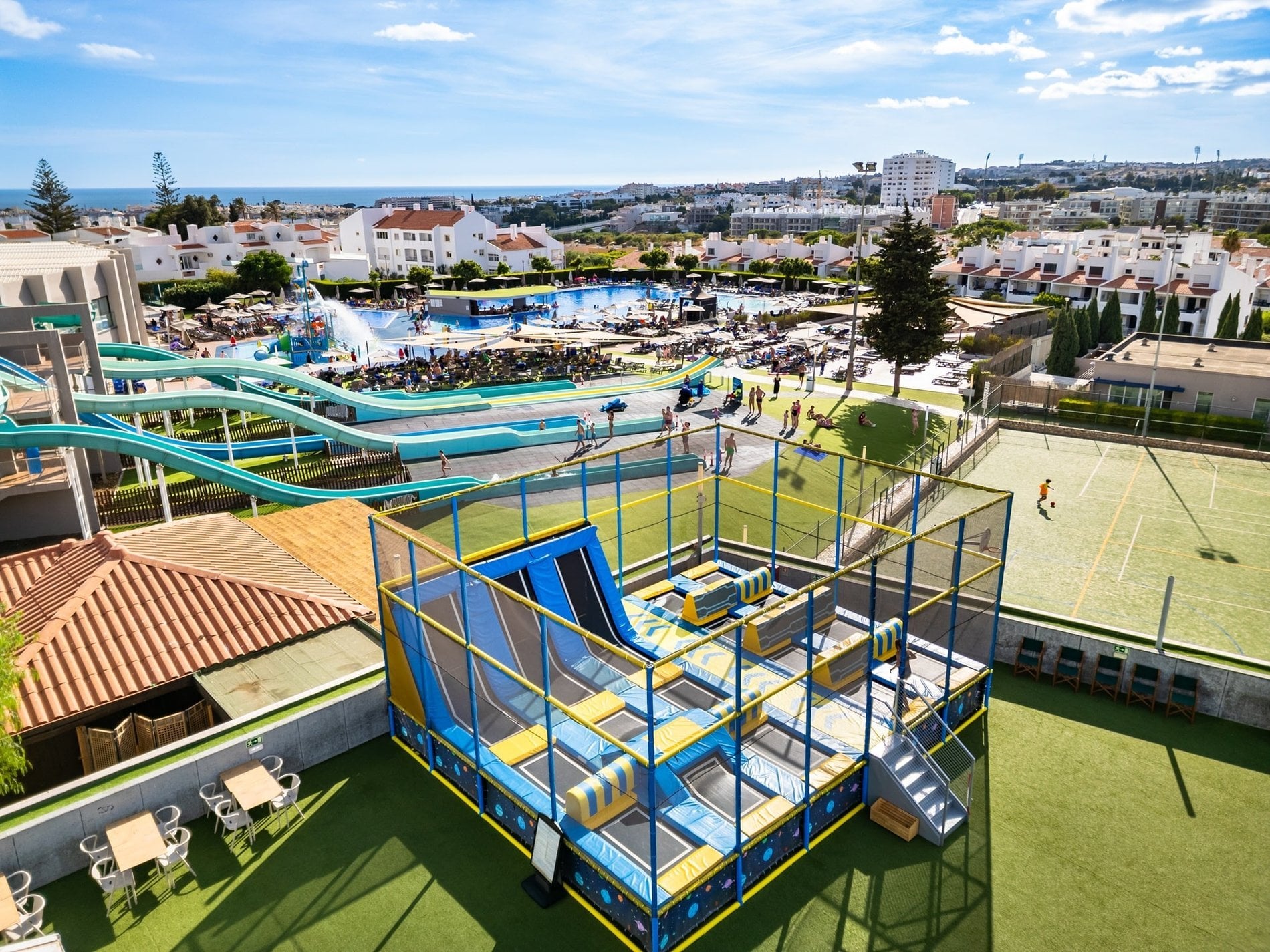 Insuflavel do Gali Fun Park com trampolis, localizado em Albufeira