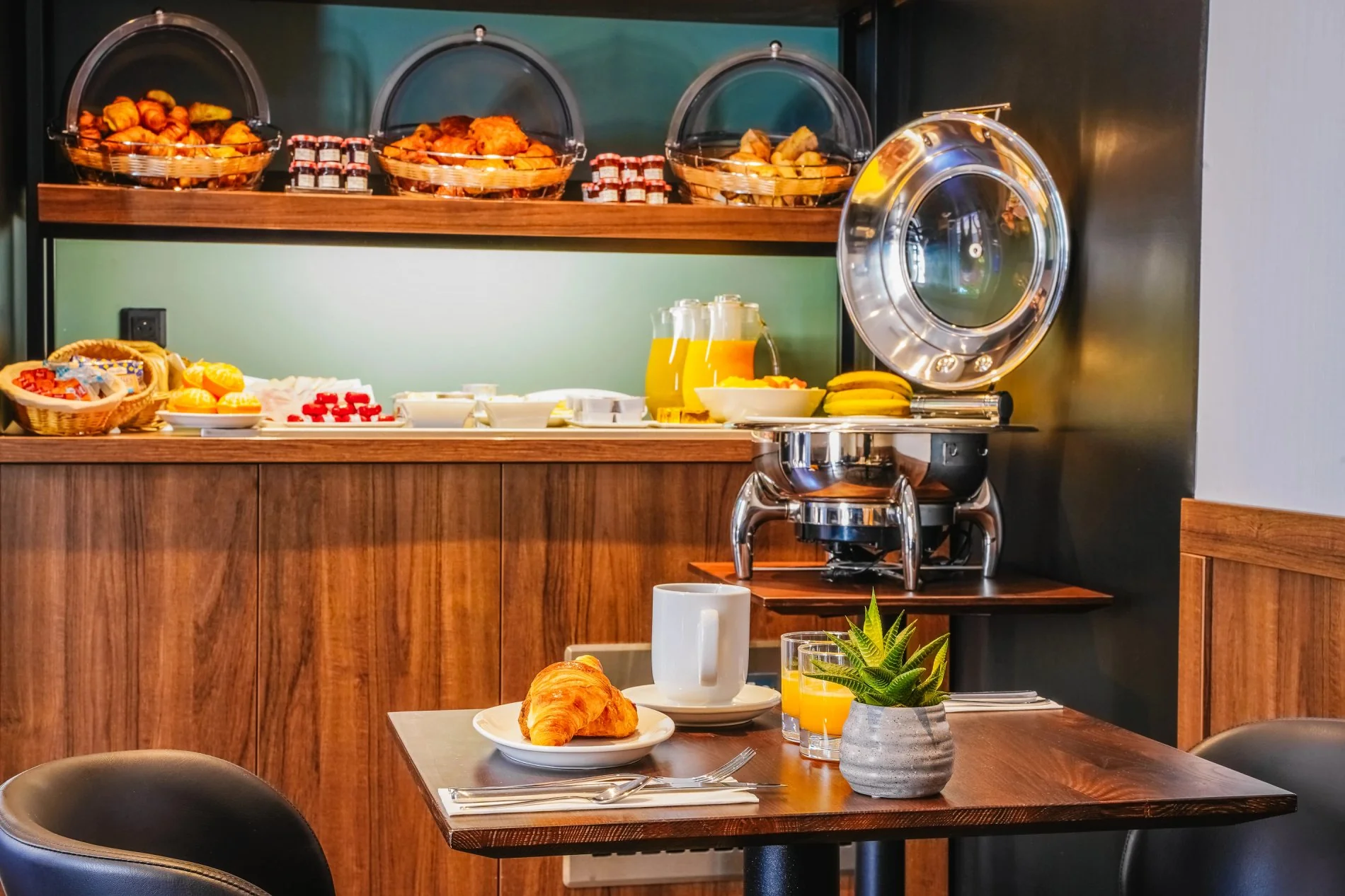 Petit déjeuner buffet au Timhotel, avec viennoiseries et fruits frais