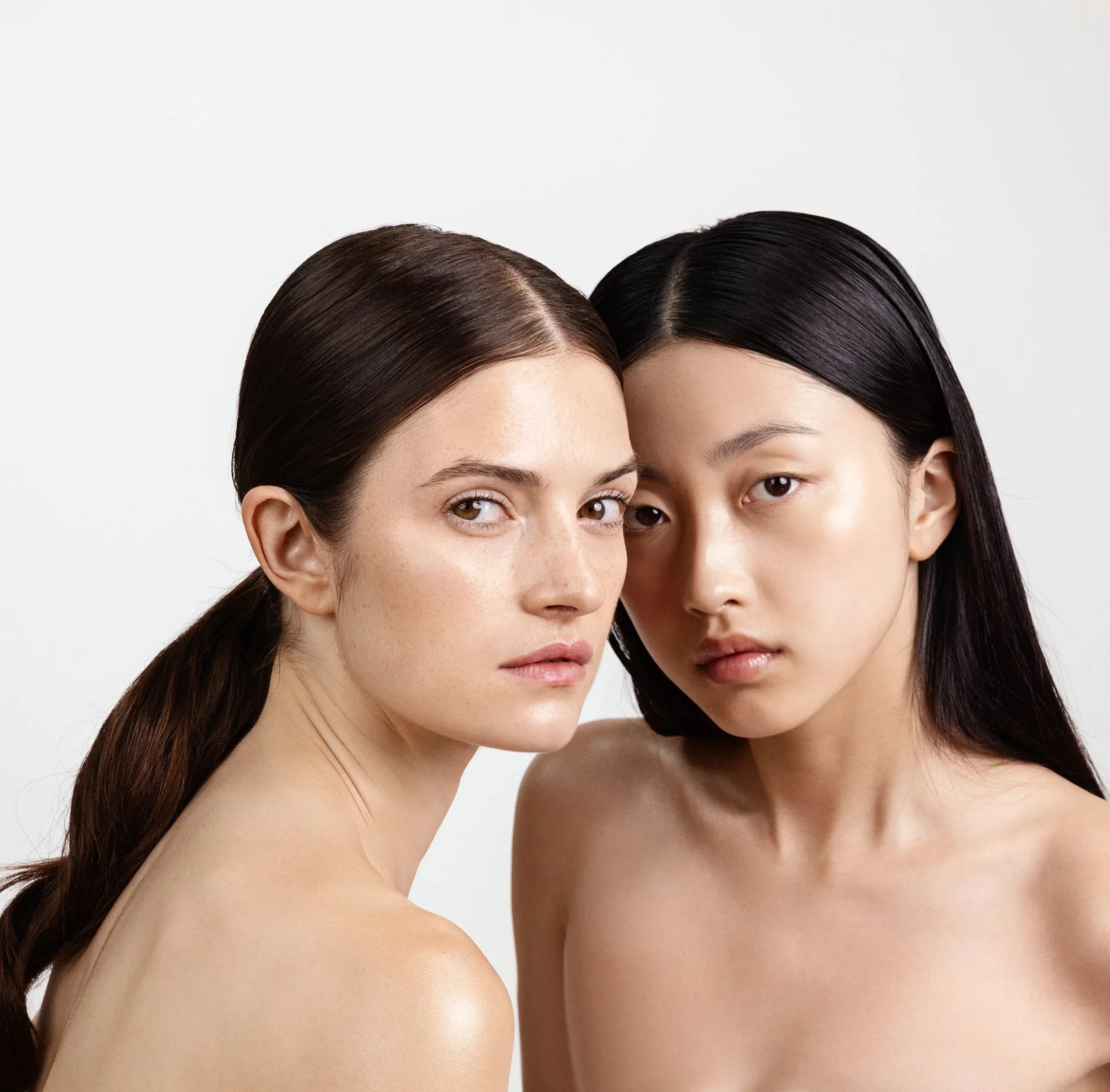 Femme se relaxant dans un jacuzzi intérieur dans un espace bien-être.