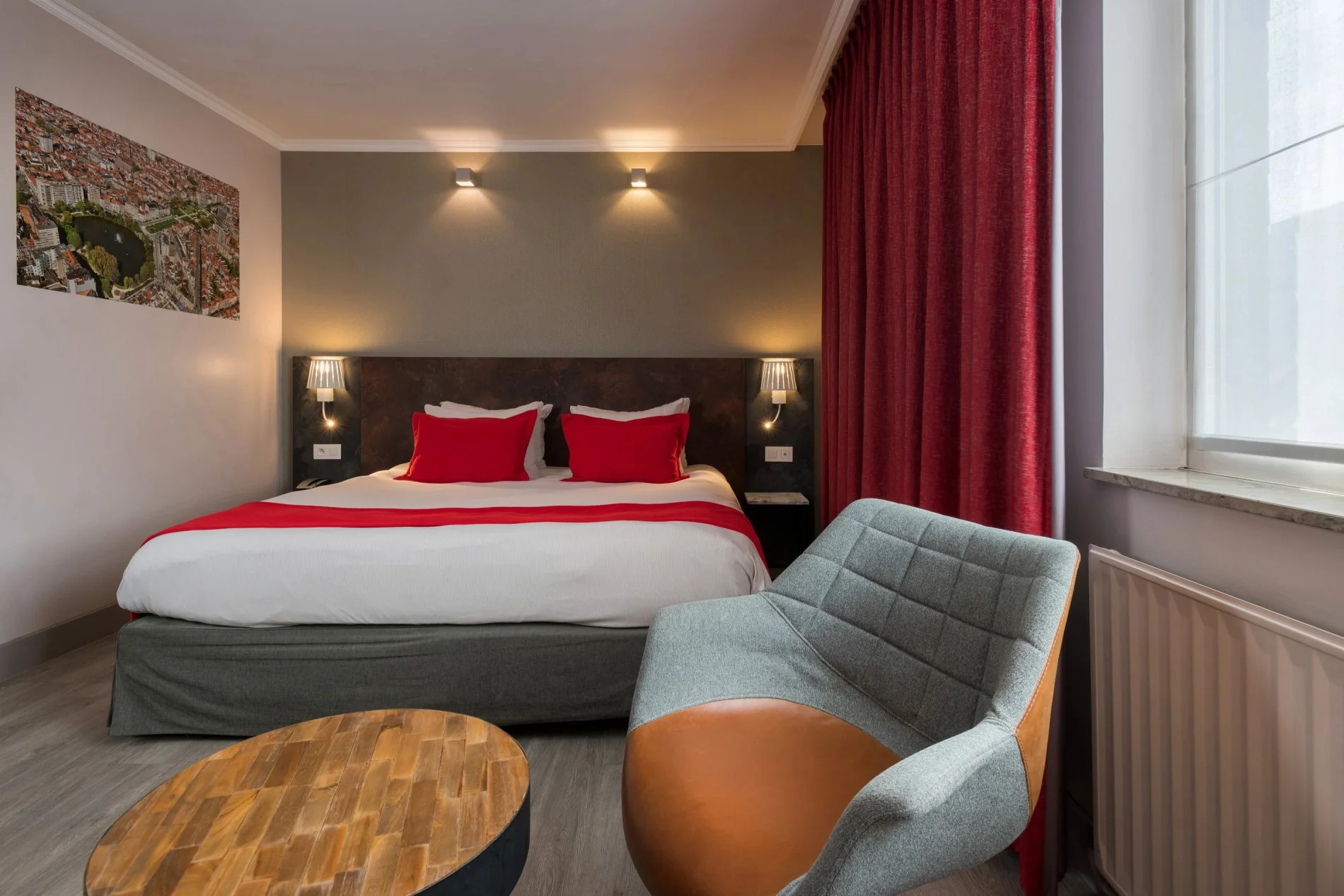 Elegantes Zimmer mit Sitzecke und roten Vorhängen