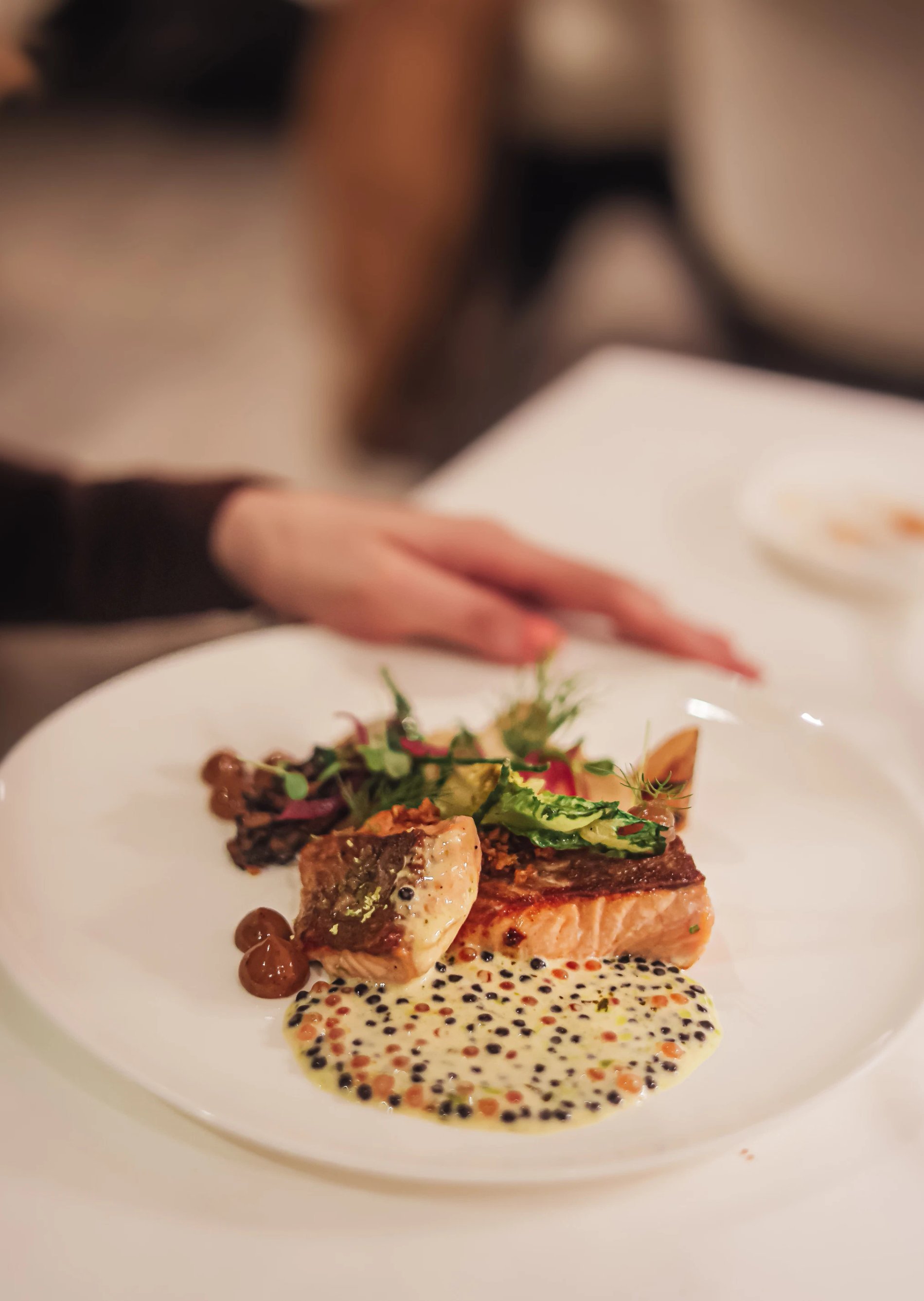 Gastronomisch gerecht met vis en garnituren in restaurant Akko van Martin's Rentmeesterij.